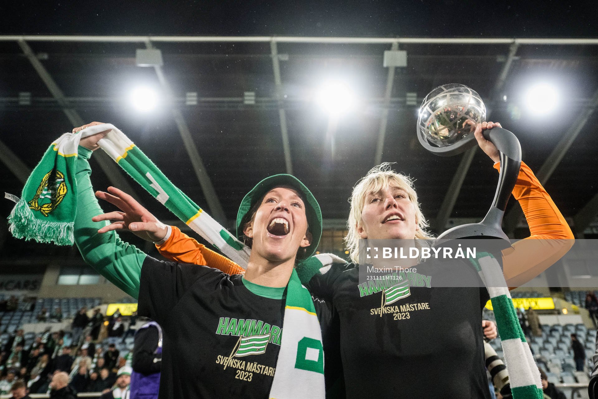 Hammarbys Julia Roddar och målvakt Moa Edrud   jublar