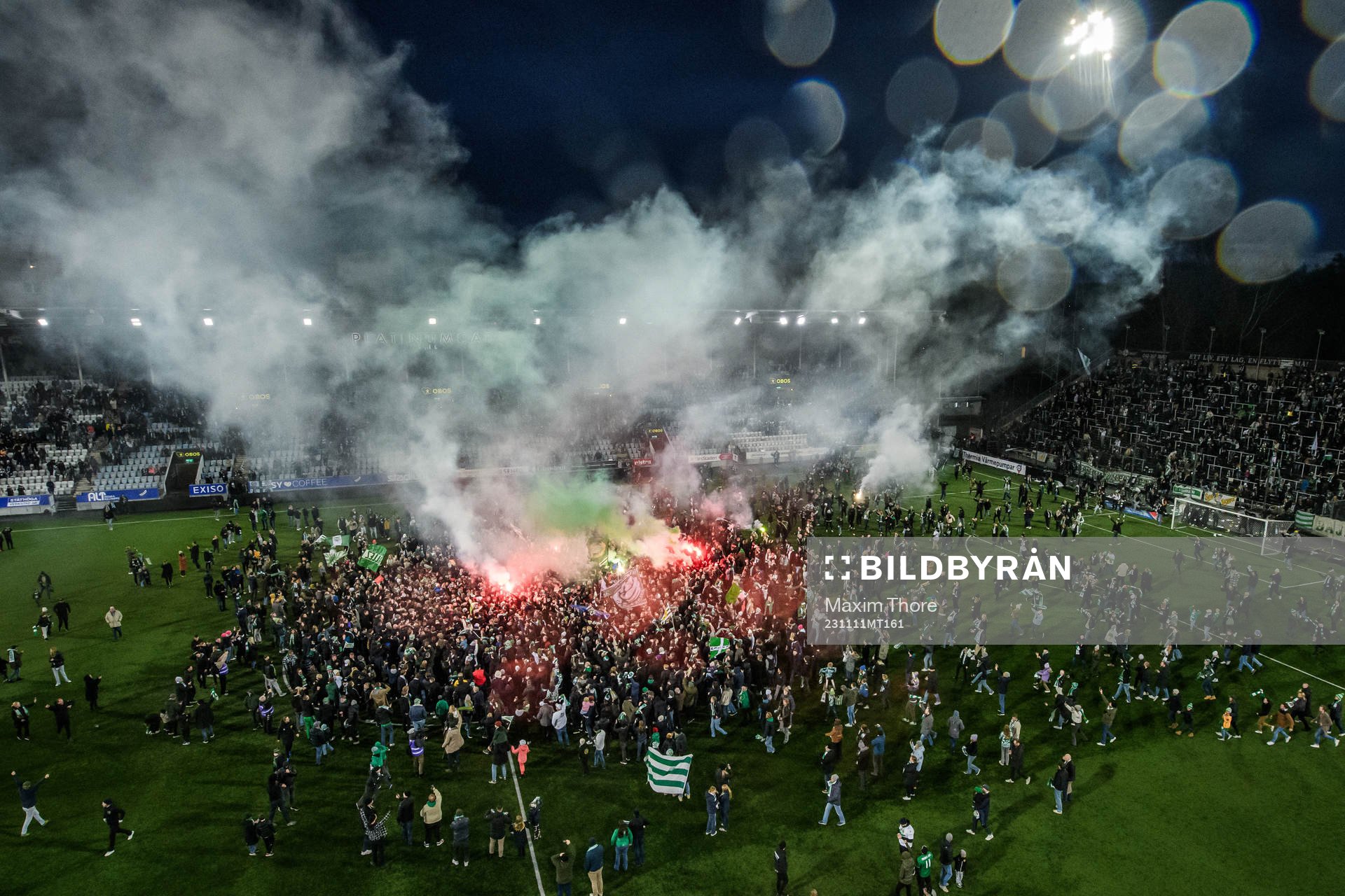 Hammarbys supportrar stormar planen när laget blivit klara