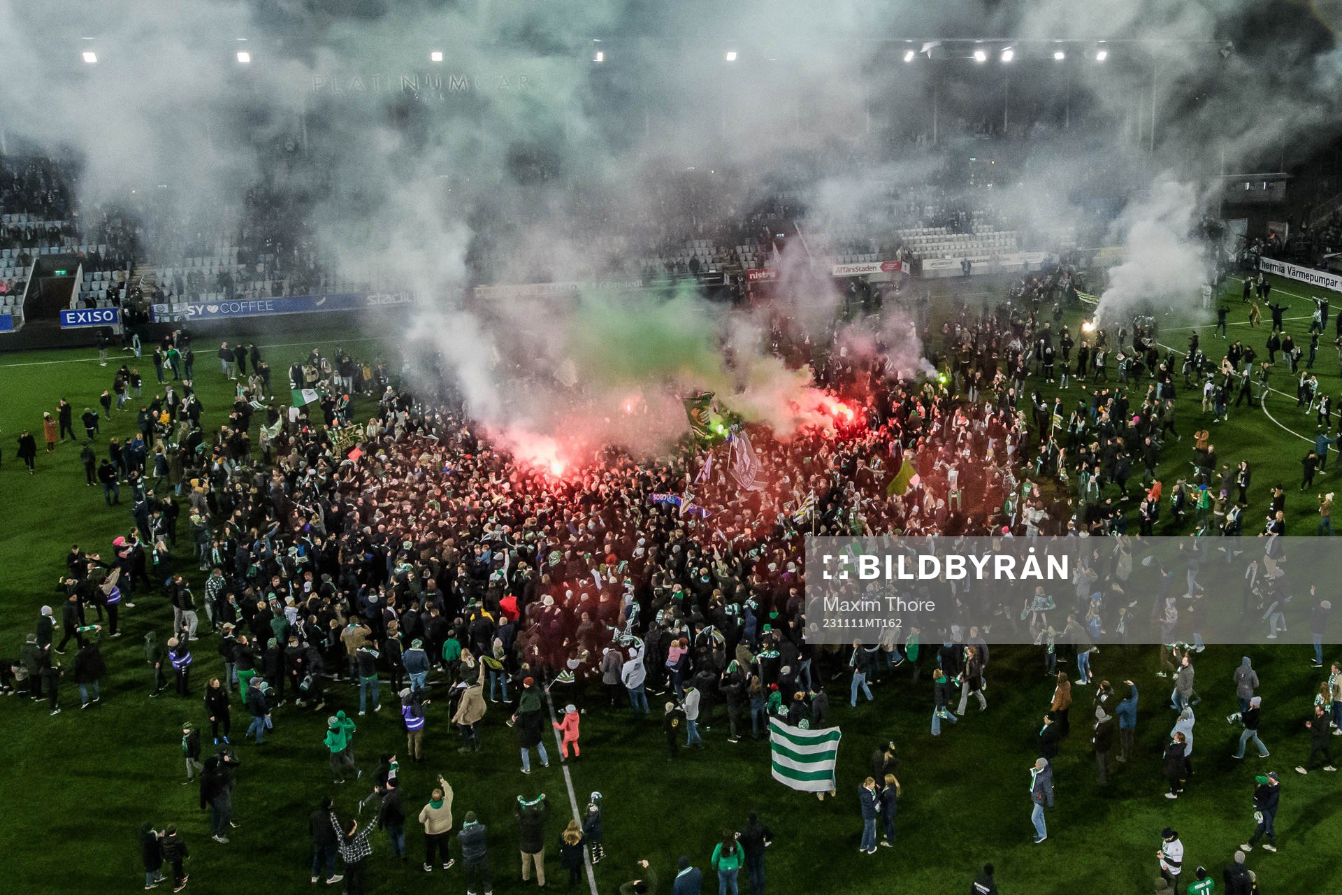 Hammarbys supportrar stormar planen när laget blivit klara