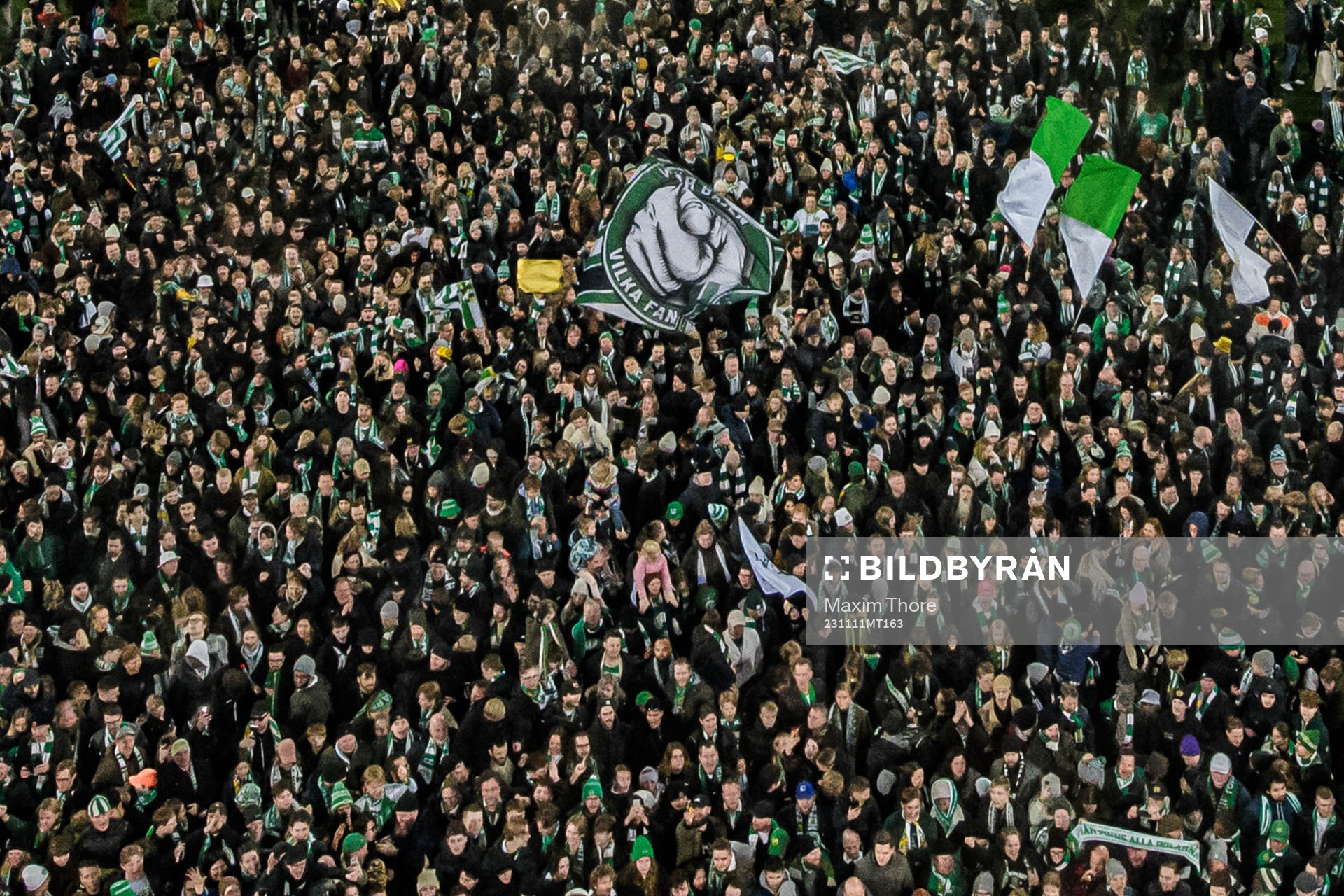 Hammarbys supportrar stormar planen när laget blivit klara