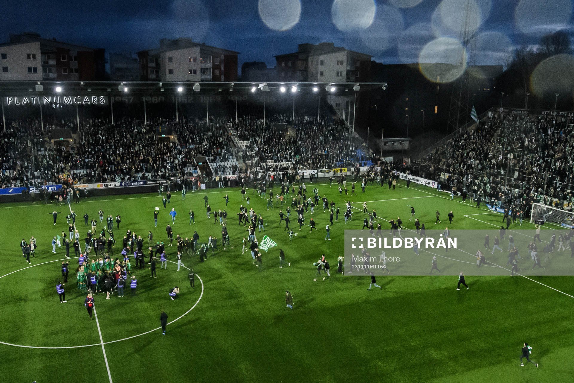 Hammarbys supportrar stormar planen när laget blivit klara