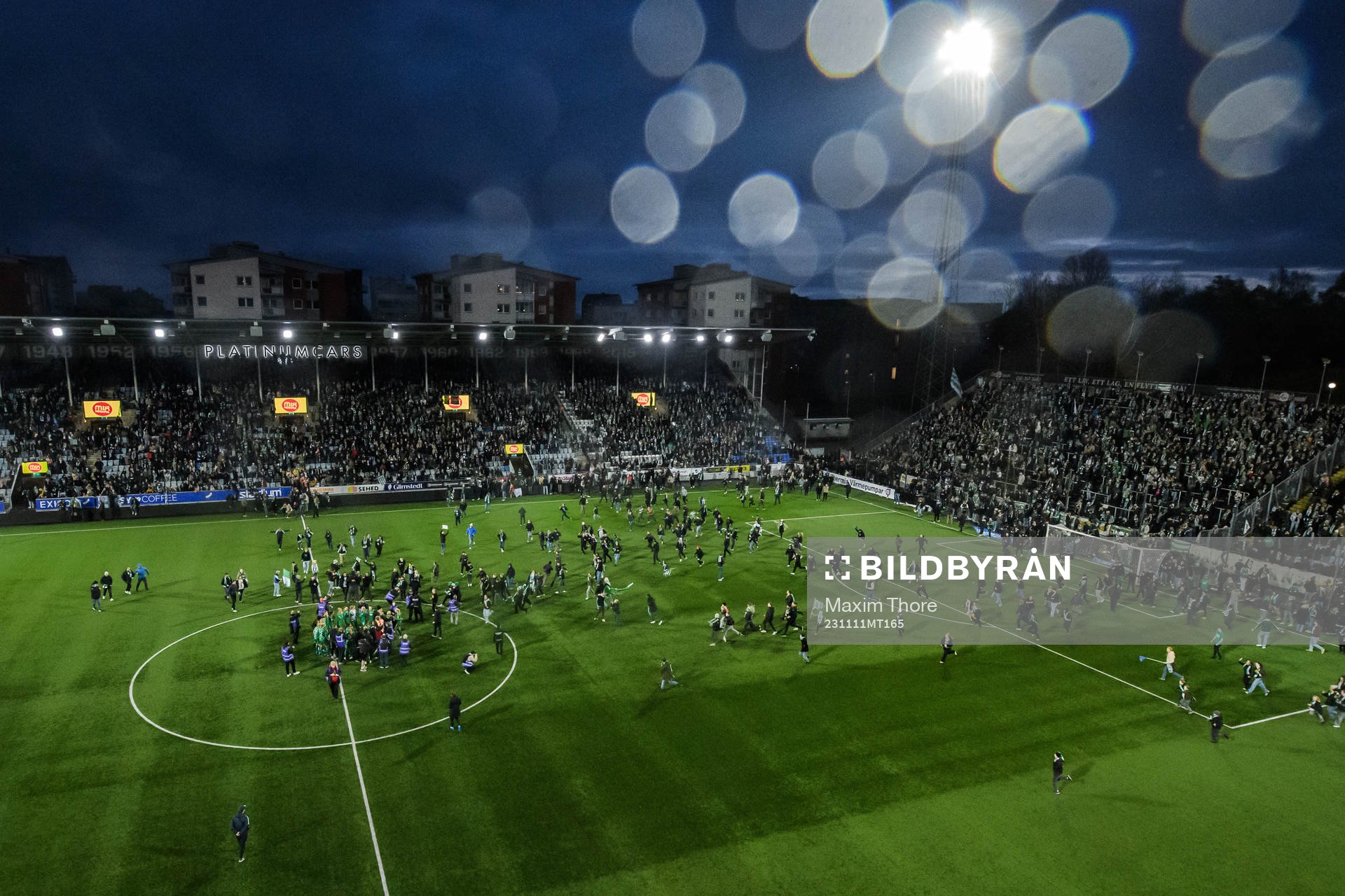 Hammarbys supportrar stormar planen när laget blivit klara