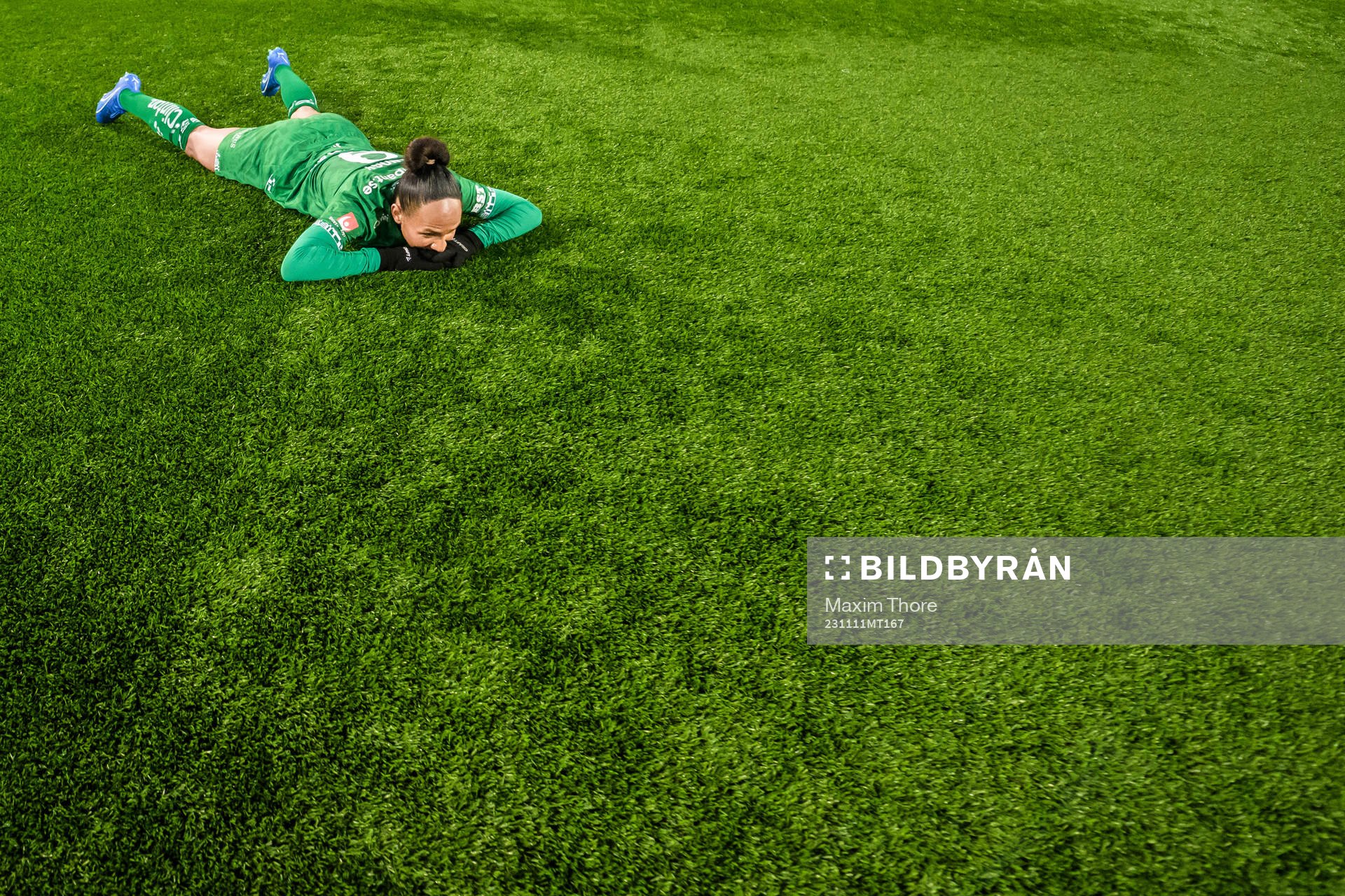 Hammarbys Madelen Janogy ligger på planen i väntan på resultat i övriga matcher för att säkra SM-guld efter fotbollsmatchen i Damallsvenskan mellan IFK Norrköping och Hammarby den 11 november 2023 i Norrköping.