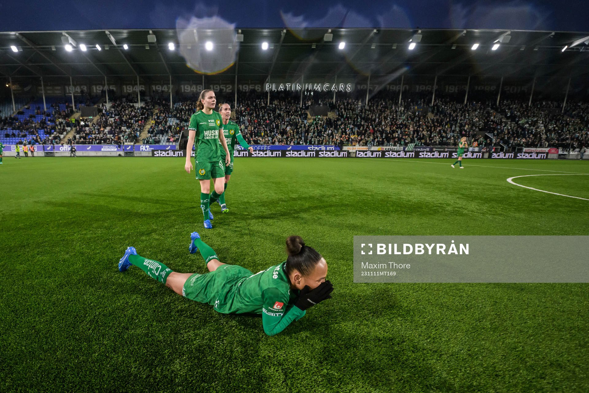 Hammarbys Madelen Janogy ligger på planen i väntan på