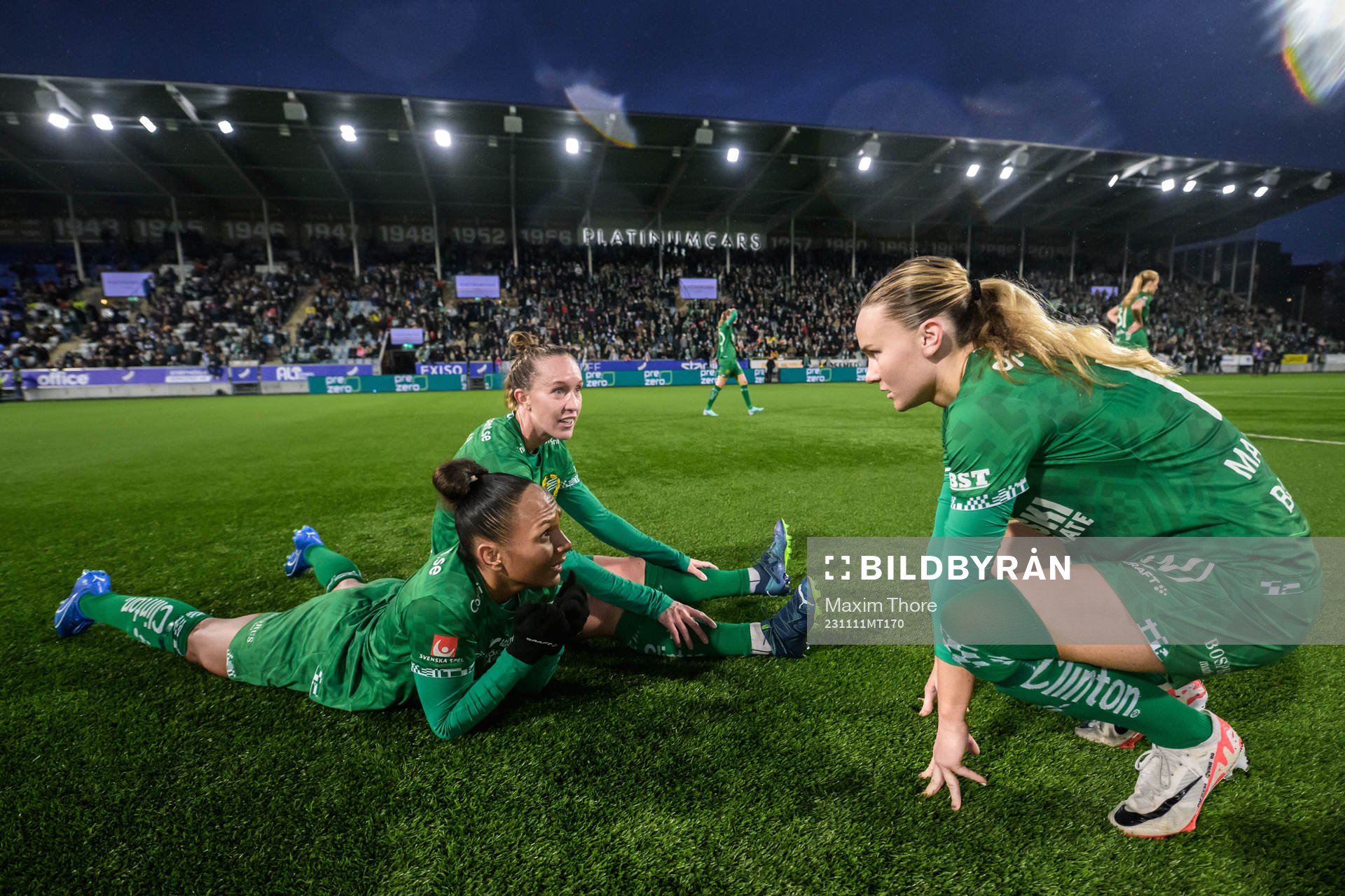 Hammarbys Madelen Janogy och Julia Roddar ligger på planen