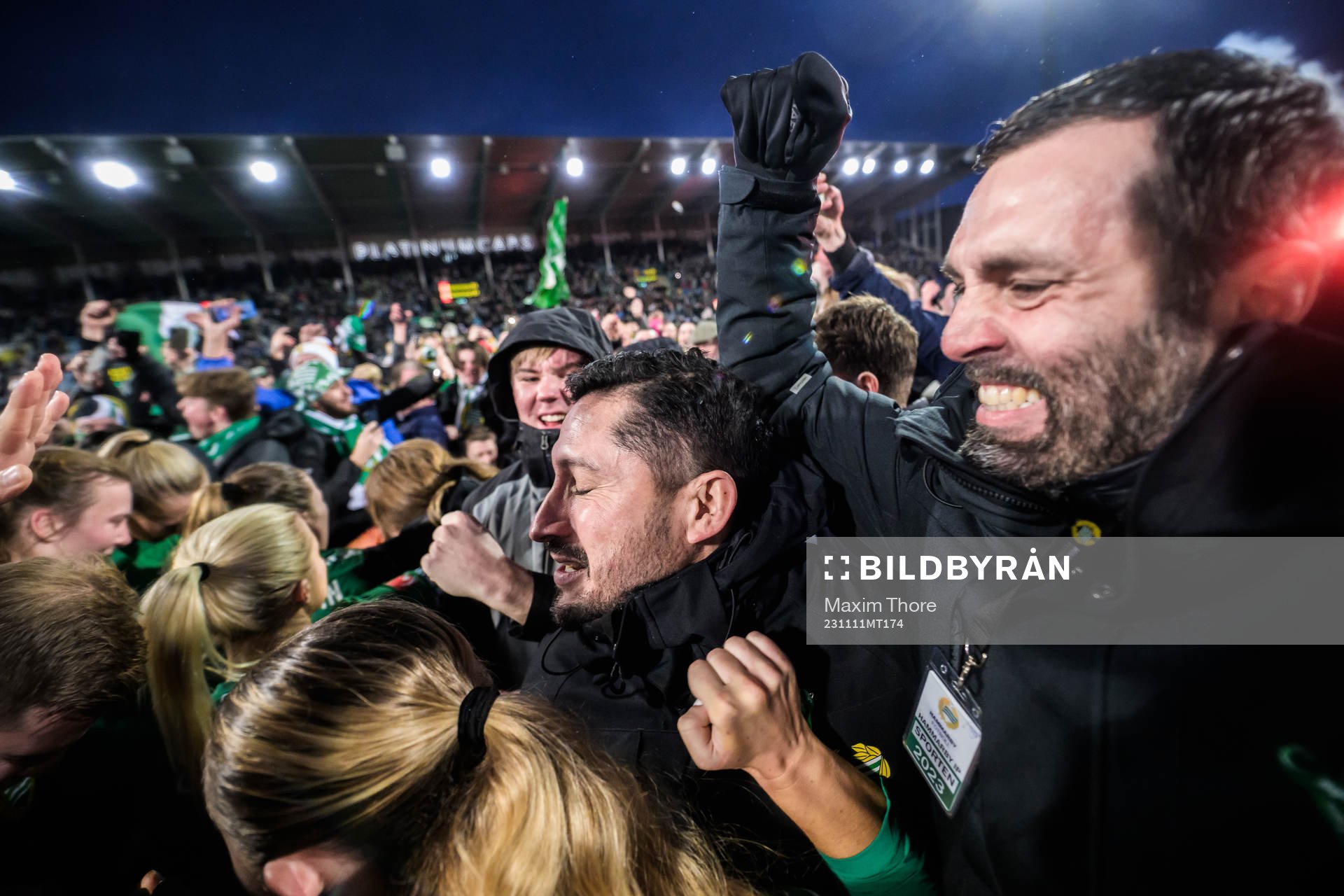 Hammarbys tränare Pablo Pinones-Arce jublar  över