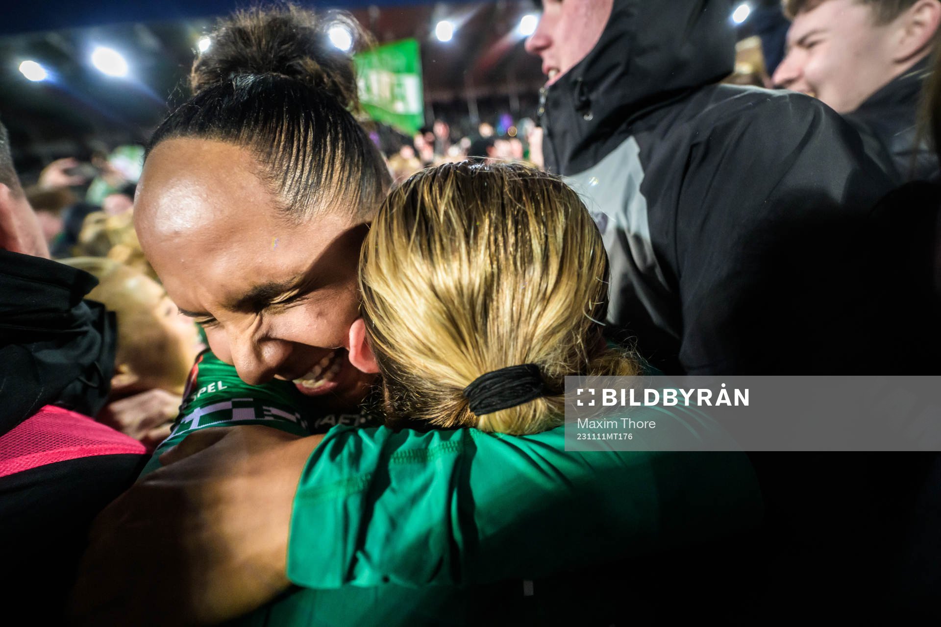 Hammarbys Madelen Janogy och Matilda Vinberg jublar över