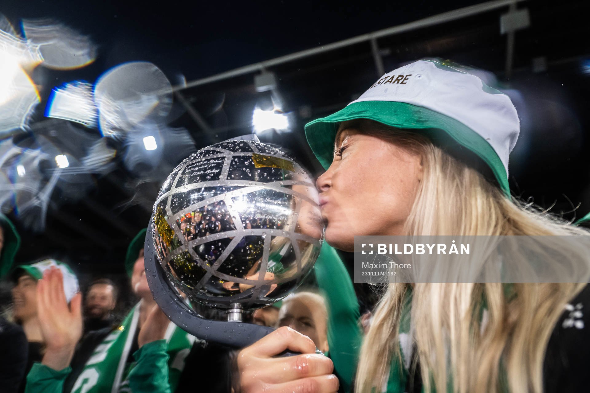 Hammarbys Alice Carlsson kysser pokalen och jublar över SM-guldet efter fotbollsmatchen i Damallsvenskan mellan IFK Norrköping och Hammarby den 11 november 2023 i Norrköping.