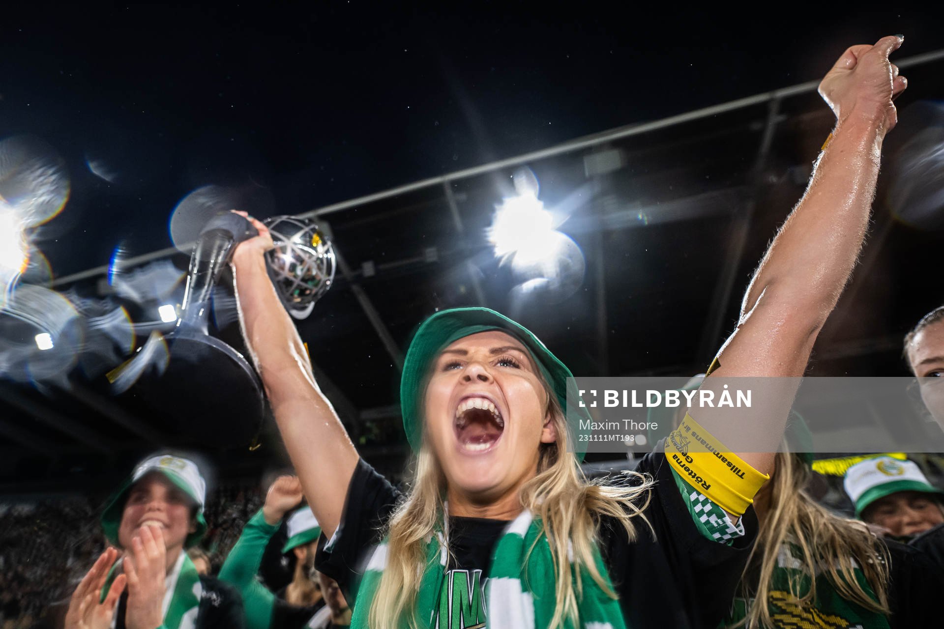Hammarbys Alice Carlsson med pokalen och jublar över