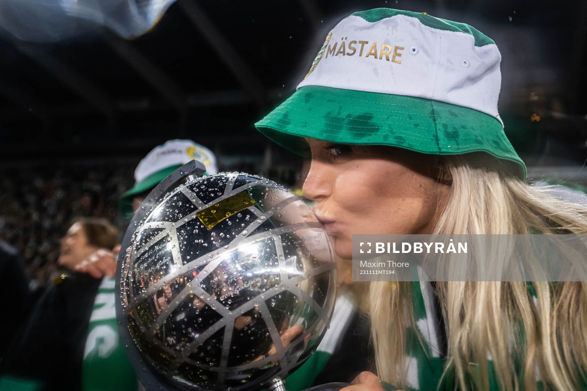 Hammarbys Alice Carlsson kysser pokalen och jublar över SM-guldet efter fotbollsmatchen i Damallsvenskan mellan IFK Norrköping och Hammarby den 11 november 2023 i Norrköping.