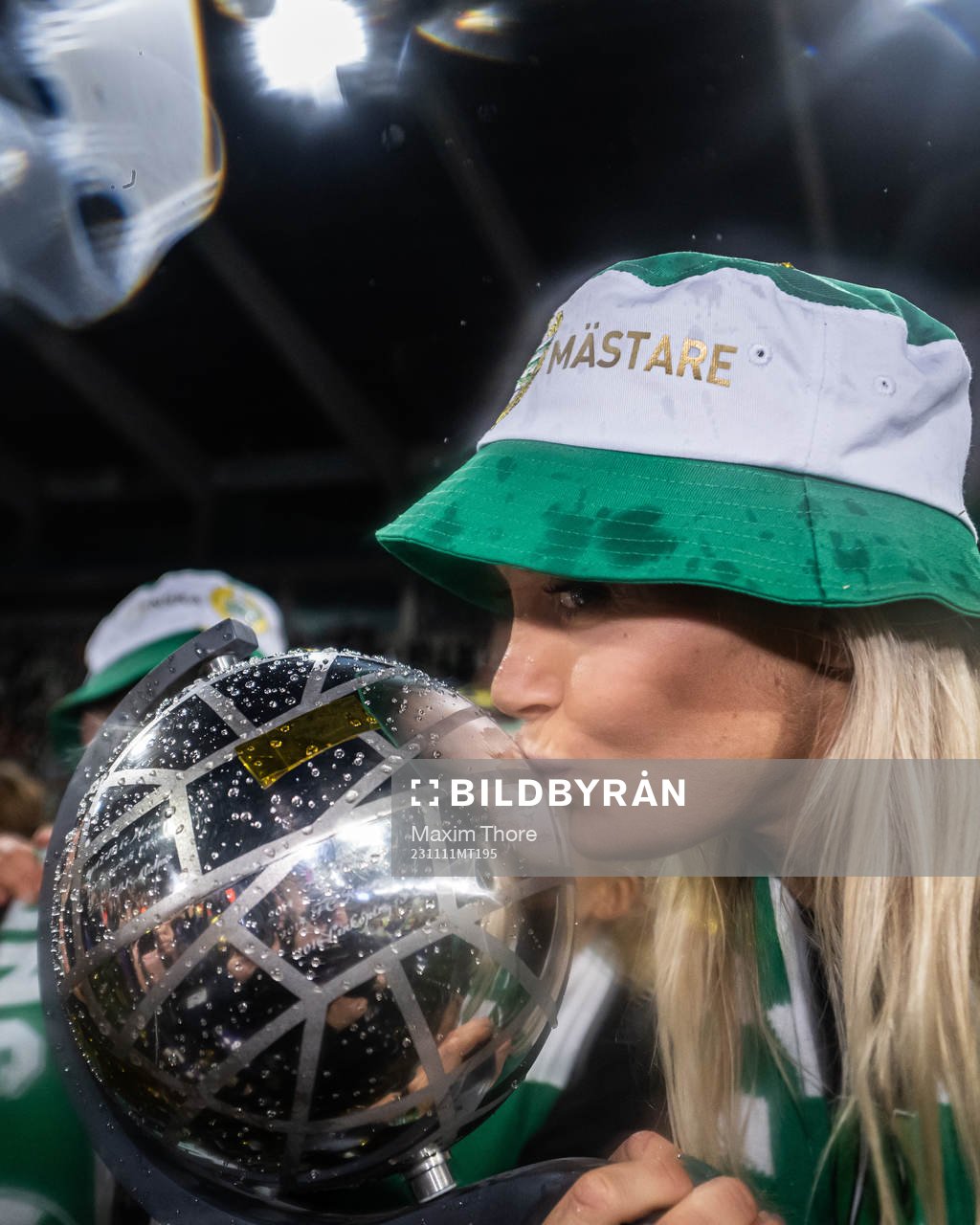 Hammarbys Alice Carlsson kysser pokalen och jublar över SM-guldet efter fotbollsmatchen i Damallsvenskan mellan IFK Norrköping och Hammarby den 11 november 2023 i Norrköping.