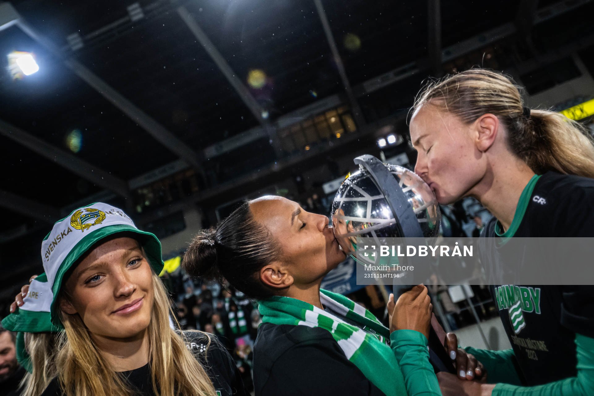 Hammarbys Madelen Janogy och Matilda Vinberg kysser pokalen