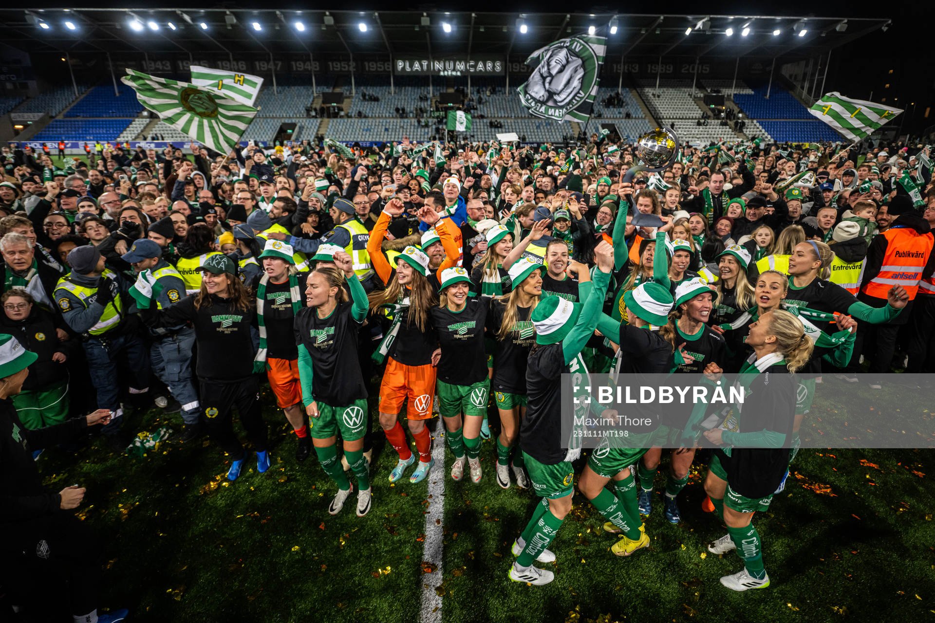 Hammarbys spelare jublar över SM-guldet efter fotbollsmatchen i Damallsvenskan mellan IFK Norrköping och Hammarby den 11 november 2023 i Norrköping.