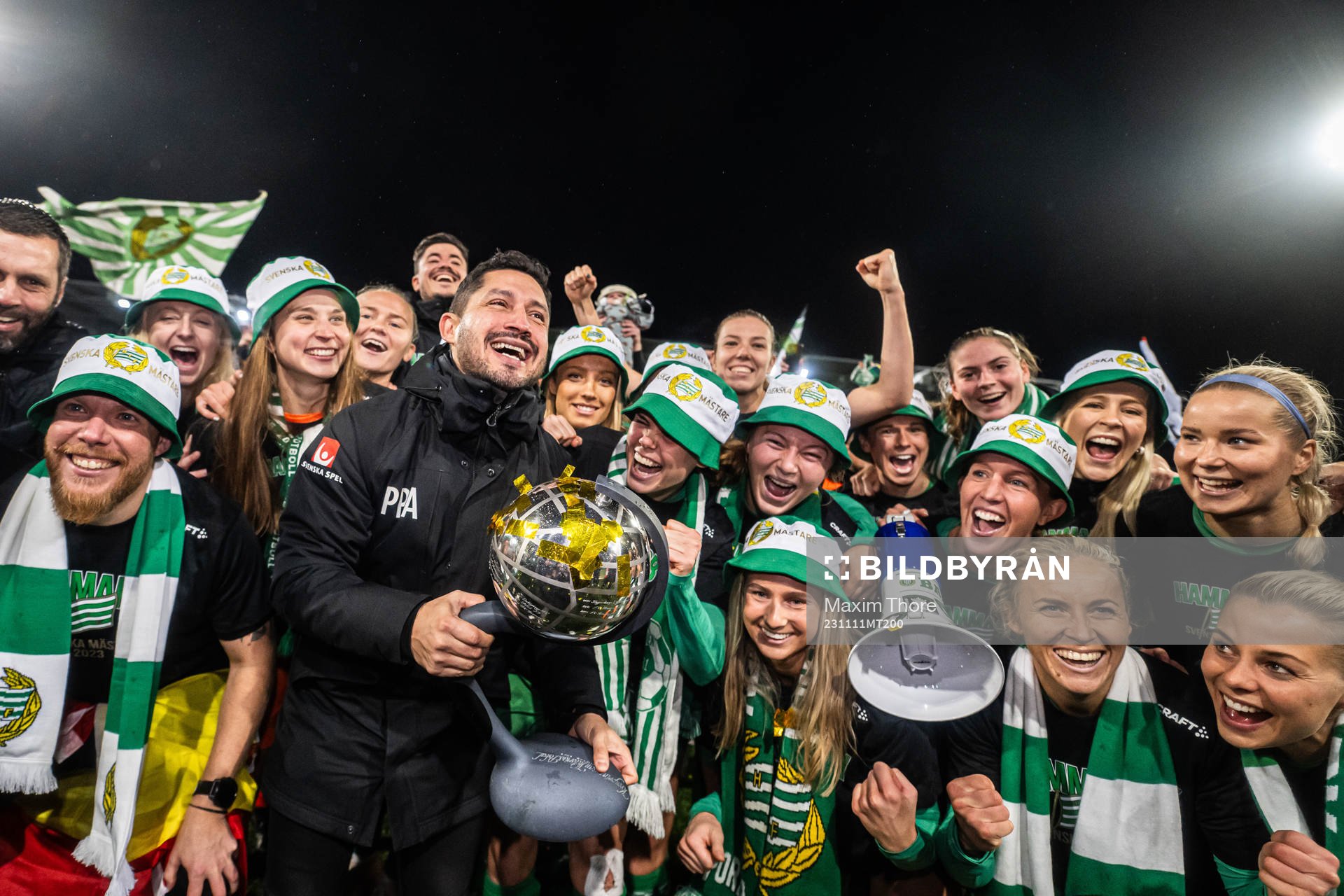 Hammarbys tränare Pablo Pinones-Arce jublar med spelare