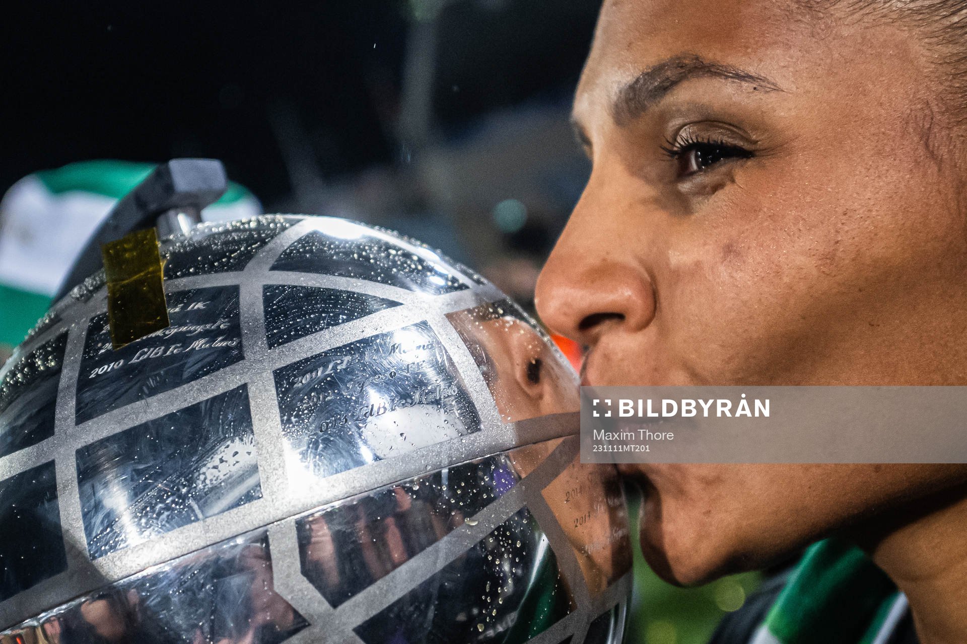 Hammarbys Madelen Janogy kysser pokalen och jublar över