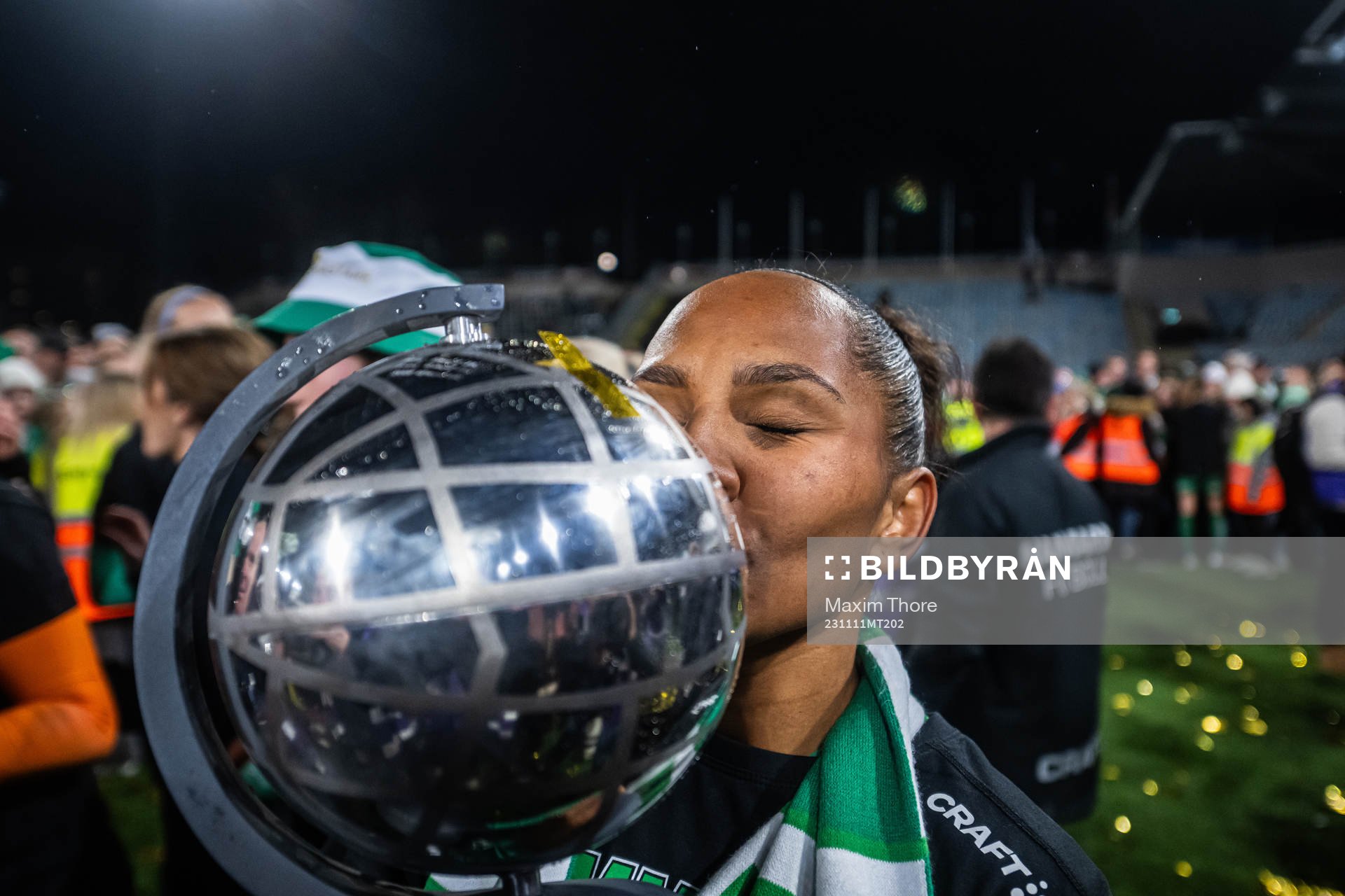 Hammarbys Madelen Janogy kysser pokalen och jublar över