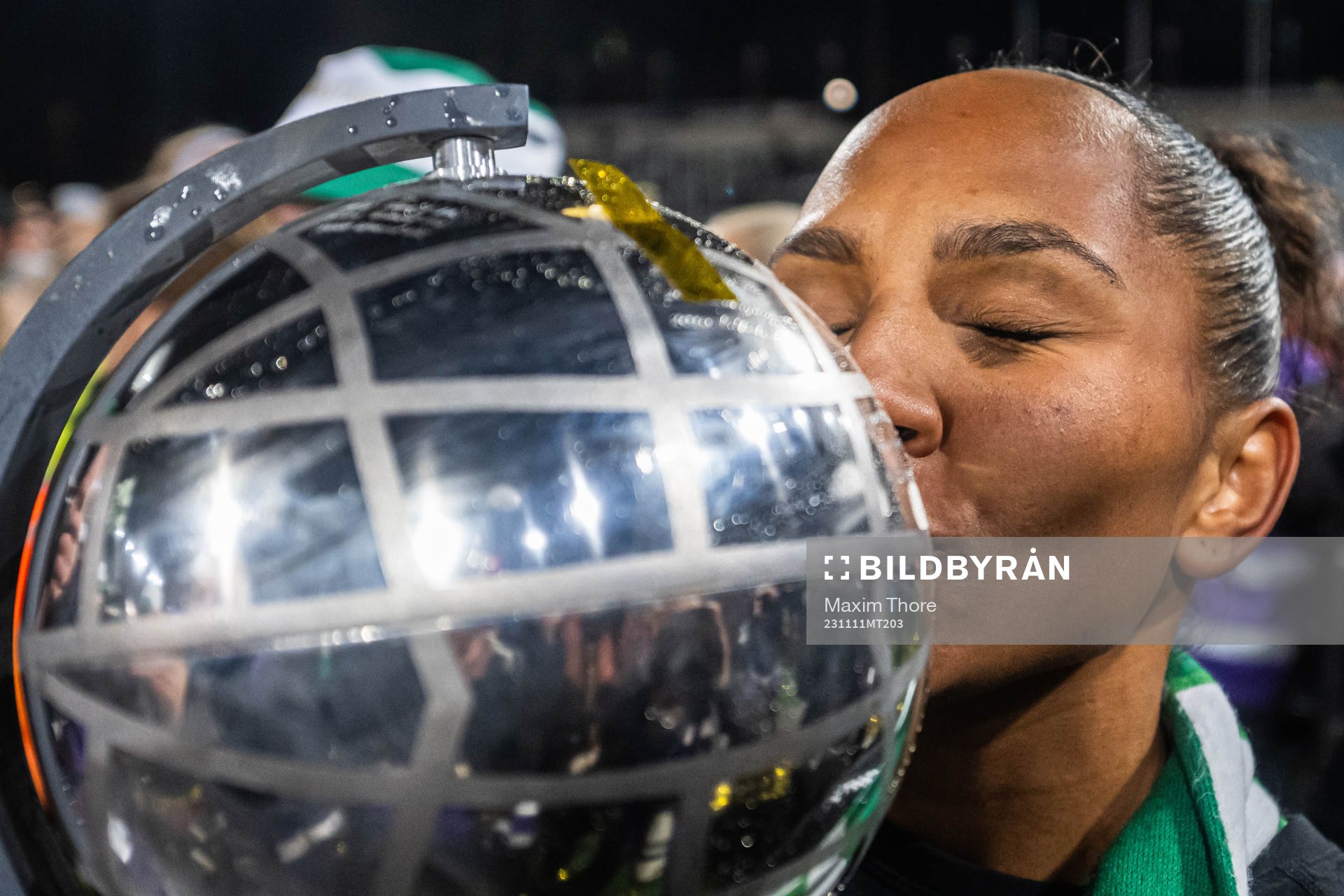 Hammarbys Madelen Janogy kysser pokalen och jublar över