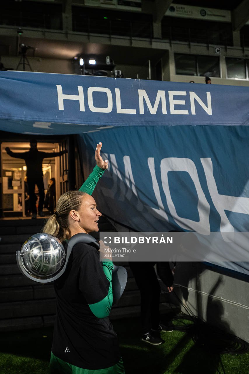 Hammarbys Matilda Vinberg med pokalen och jublar över