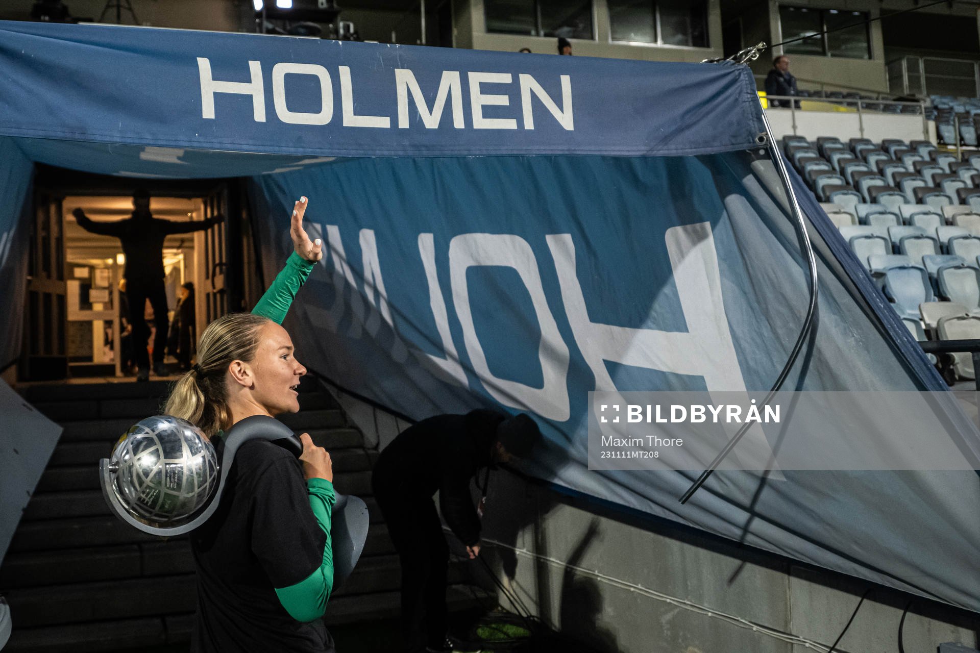 Hammarbys Matilda Vinberg med pokalen och jublar över