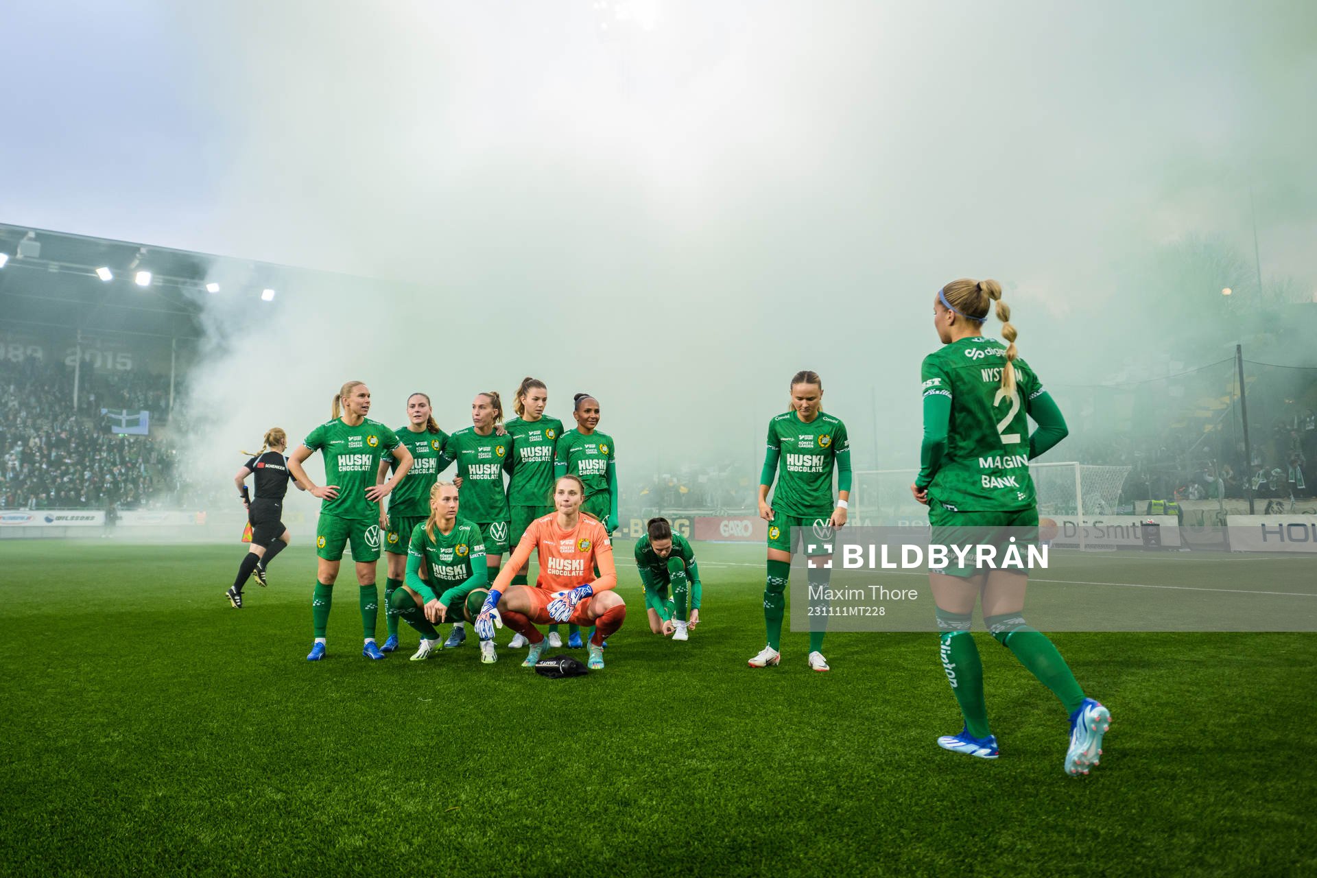 Hammarbys spelare framför pyroteknik