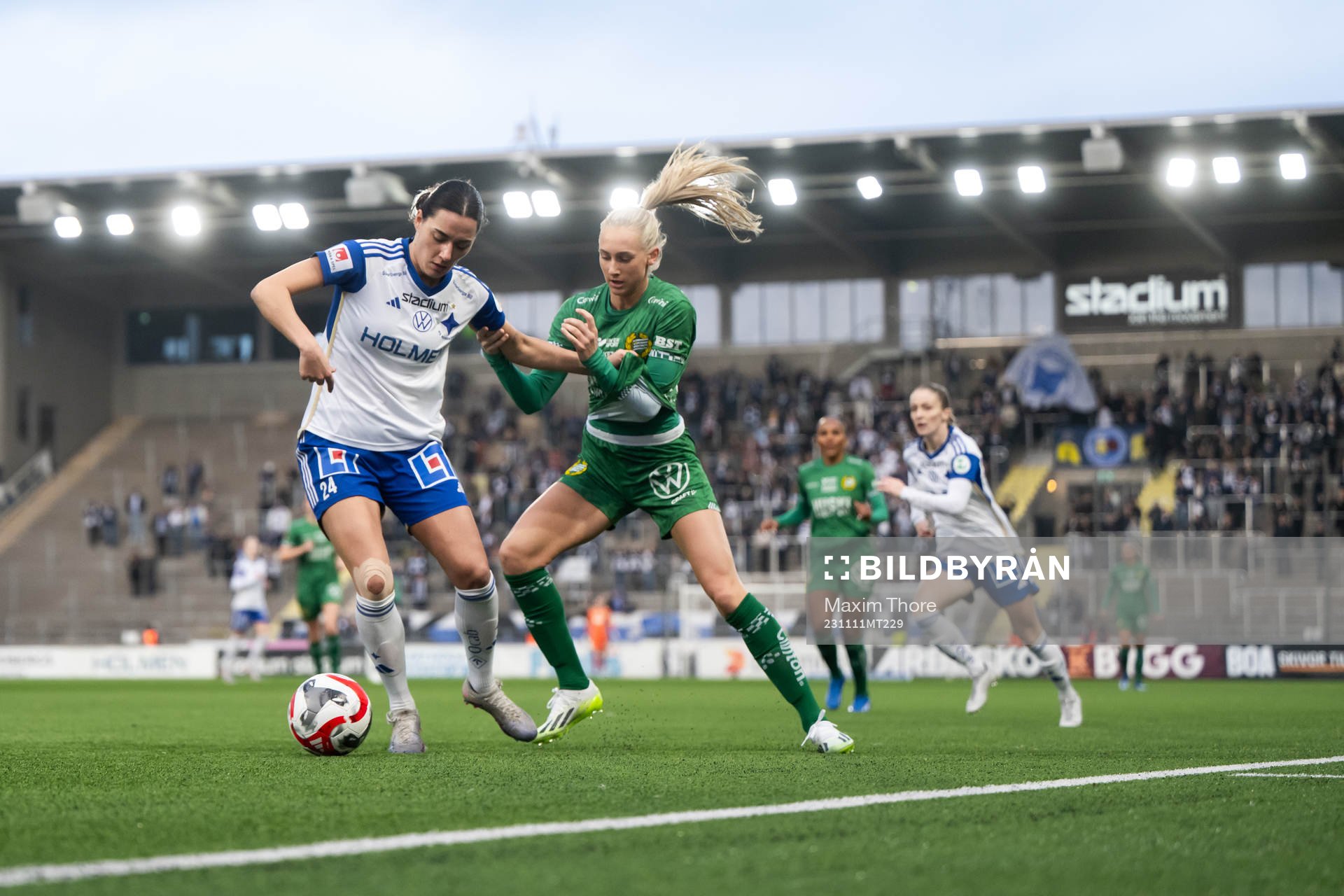 IFK Norrköpings Irma Cajlakovic och Hammarbys Ellen Wangerheim under fotbollsmatchen i Damallsvenskan mellan IFK Norrköping och Hammarby den 11 november 2023 i Norrköping.