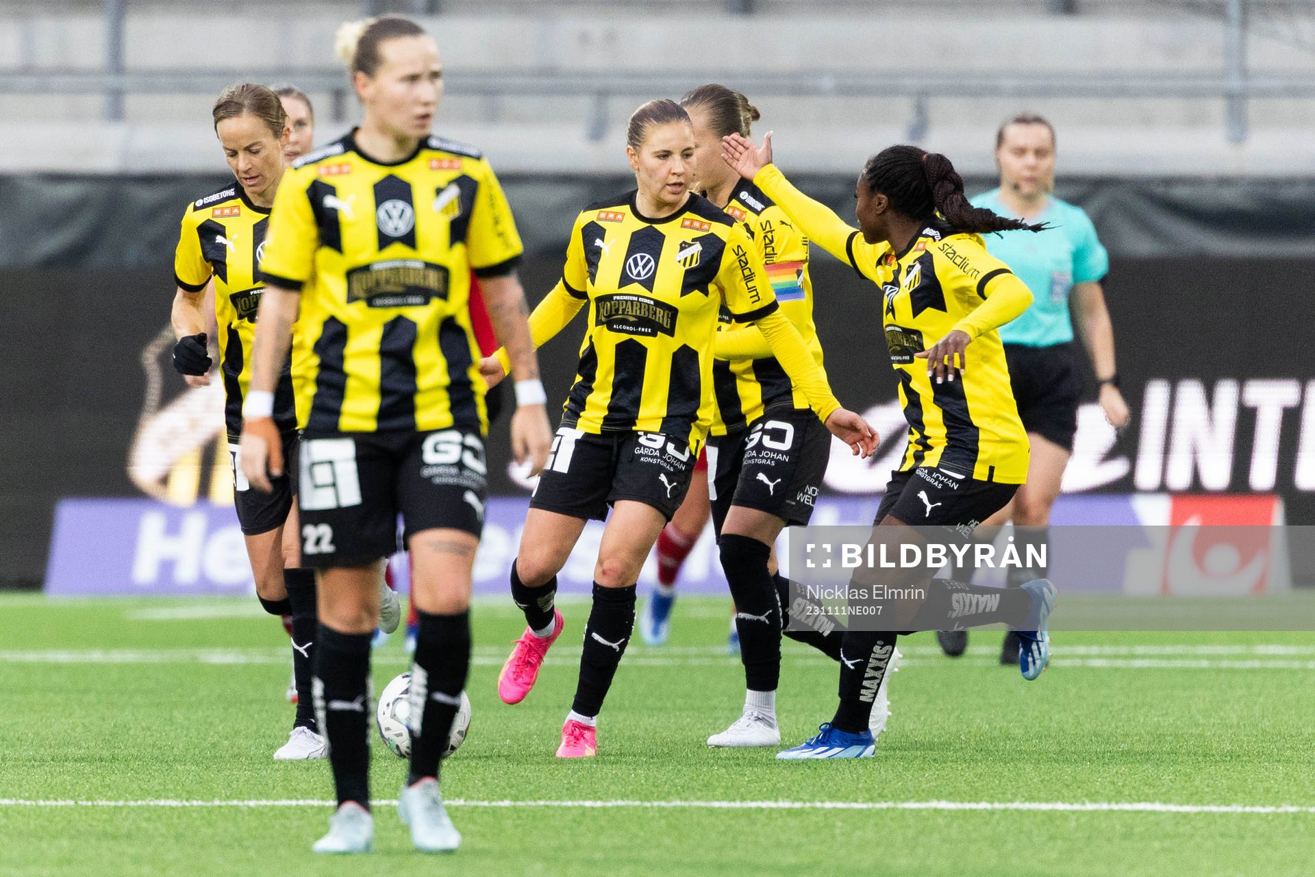 Häckens Katariina Kosola jublar efter 1-0 under fotbollsmatchen i Damallsvenskan mellan Häcken och Piteå den 11 november 2023 i Göteborg. 