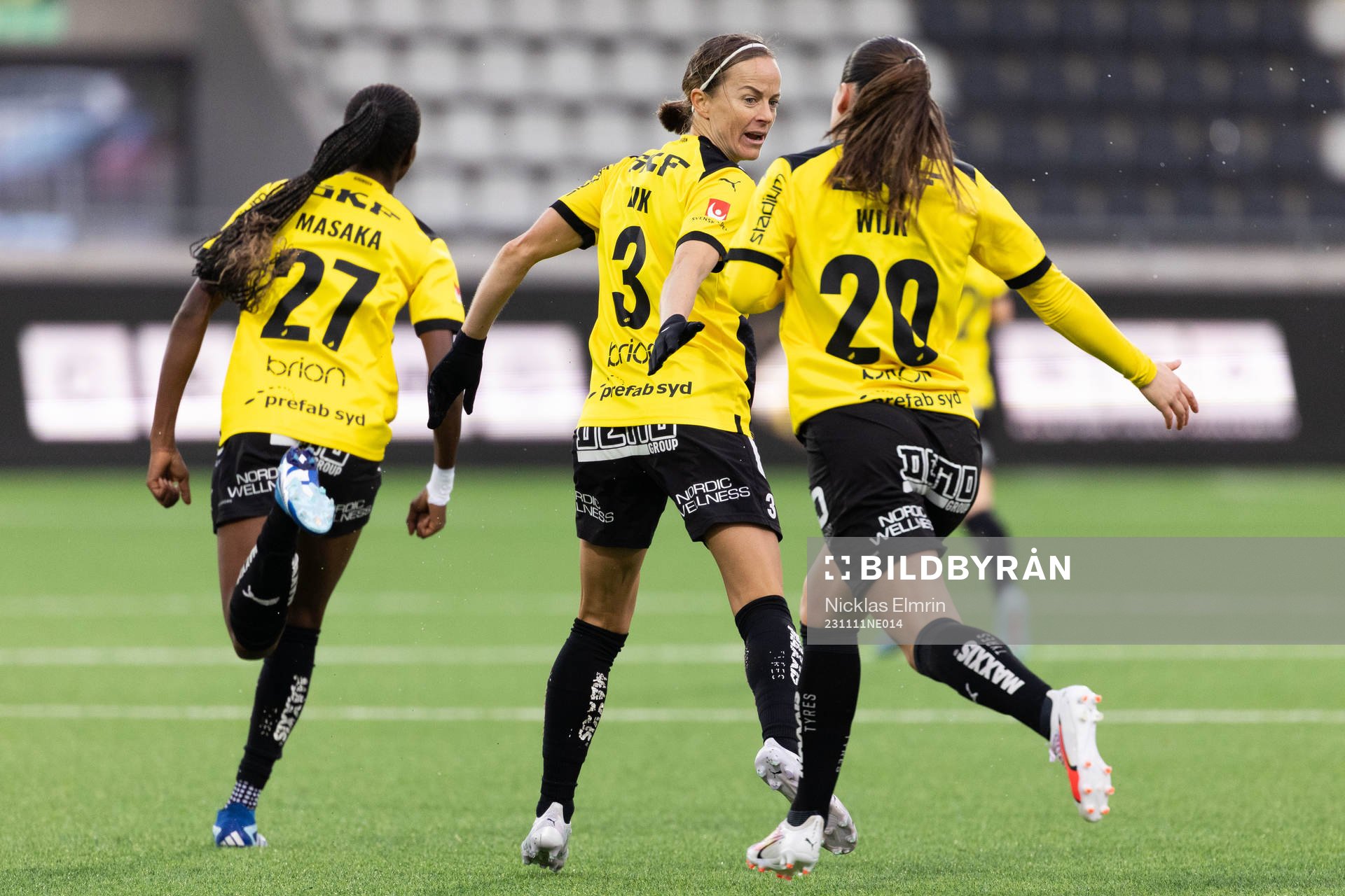 Häckens Aisha Masaka jublar med Aivi Luik och Hanna Wijk efter 2-0 under fotbollsmatchen i Damallsvenskan mellan Häcken och Piteå den 11 november 2023 i Göteborg.