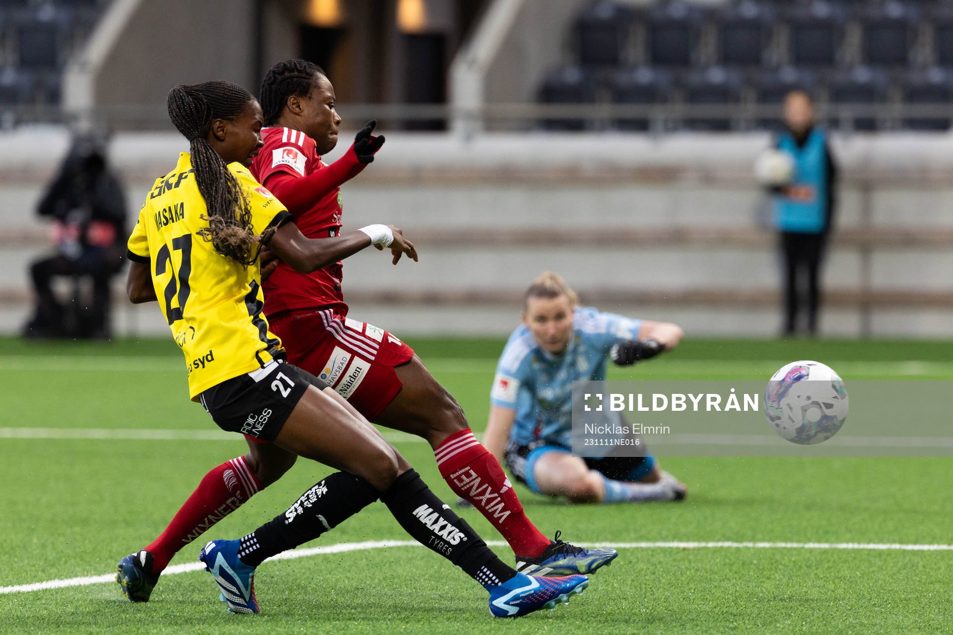 Häckens Aisha Masaka och Piteås Faith Ikidi Michael