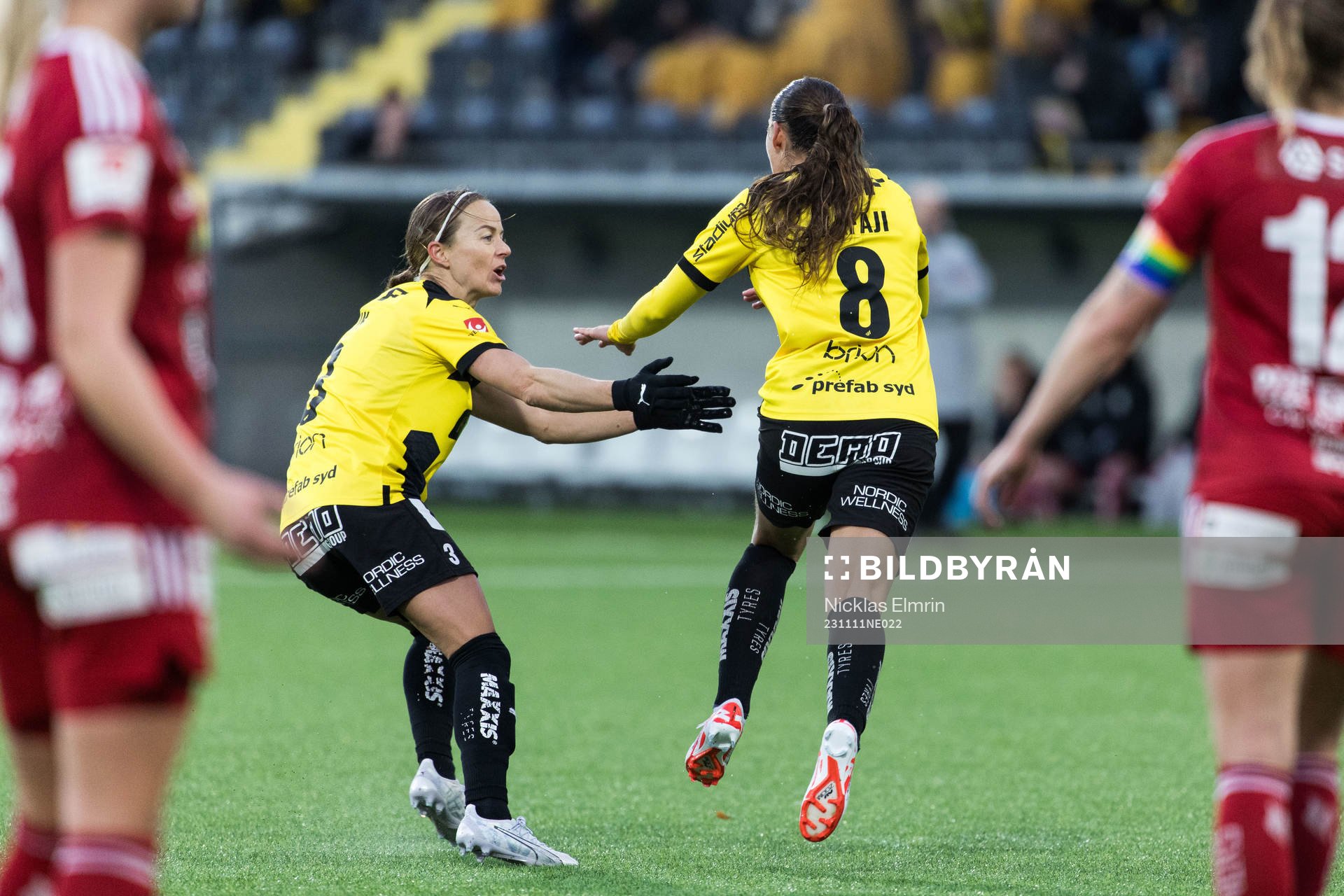 Häckens Rusul Rosa Kafaji jublar med Aivi Luik