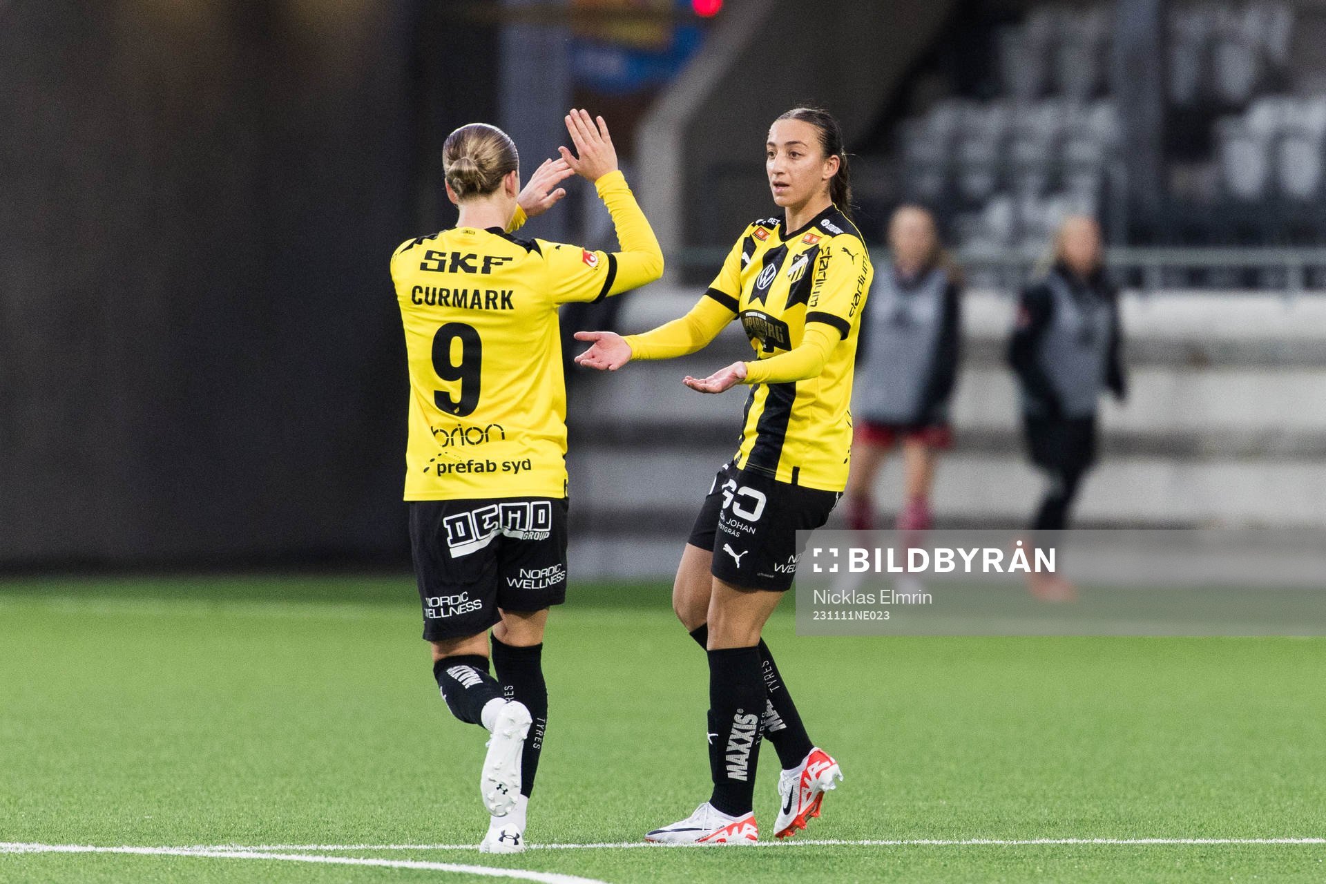 Häckens Filippa Curmark och Rusul Rosa Kafaji jublar efter 4-0 under fotbollsmatchen i Damallsvenskan mellan Häcken och Piteå den 11 november 2023 i Göteborg.