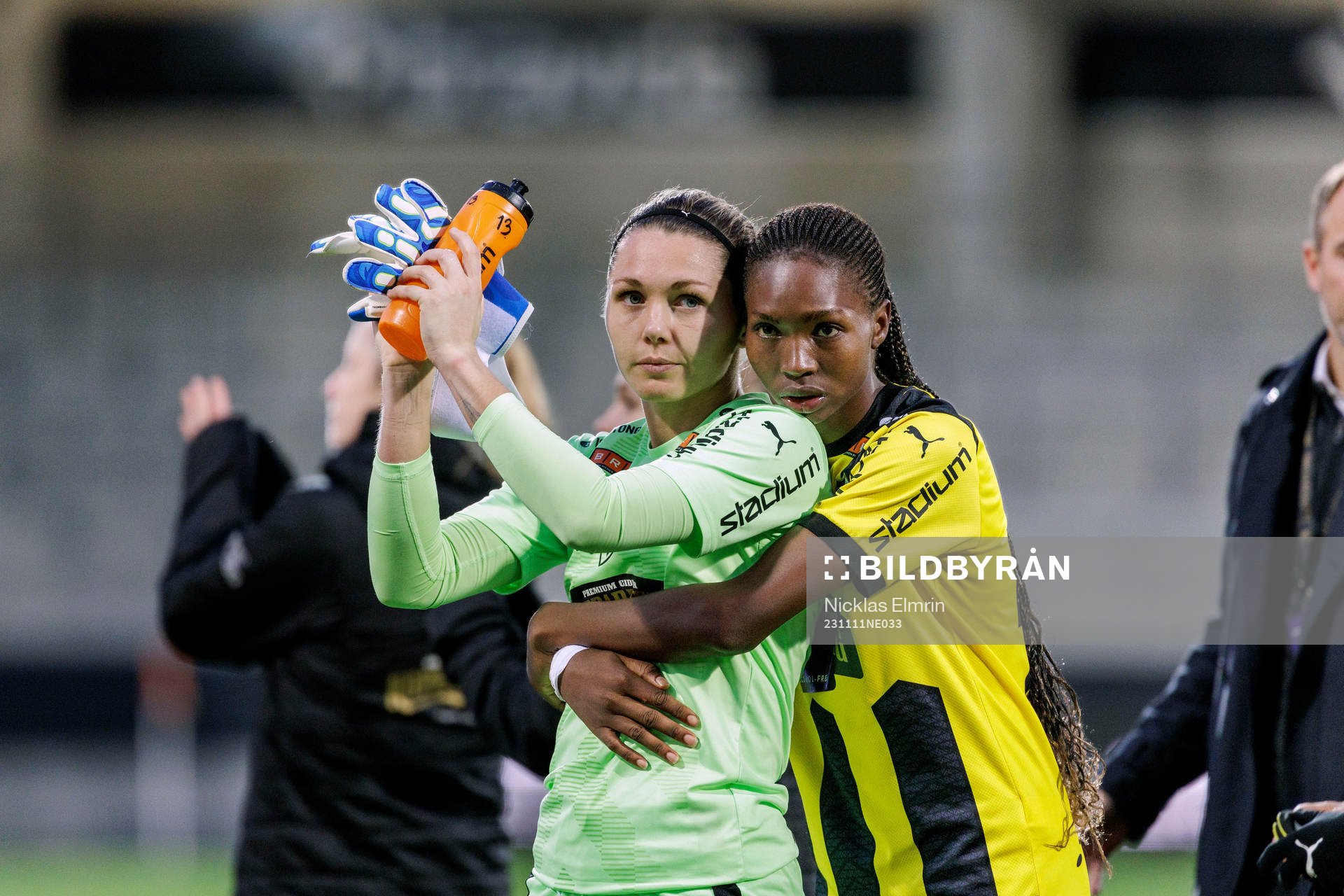Häckens målvakt Jennifer Falk och Aisha Masaka deppar