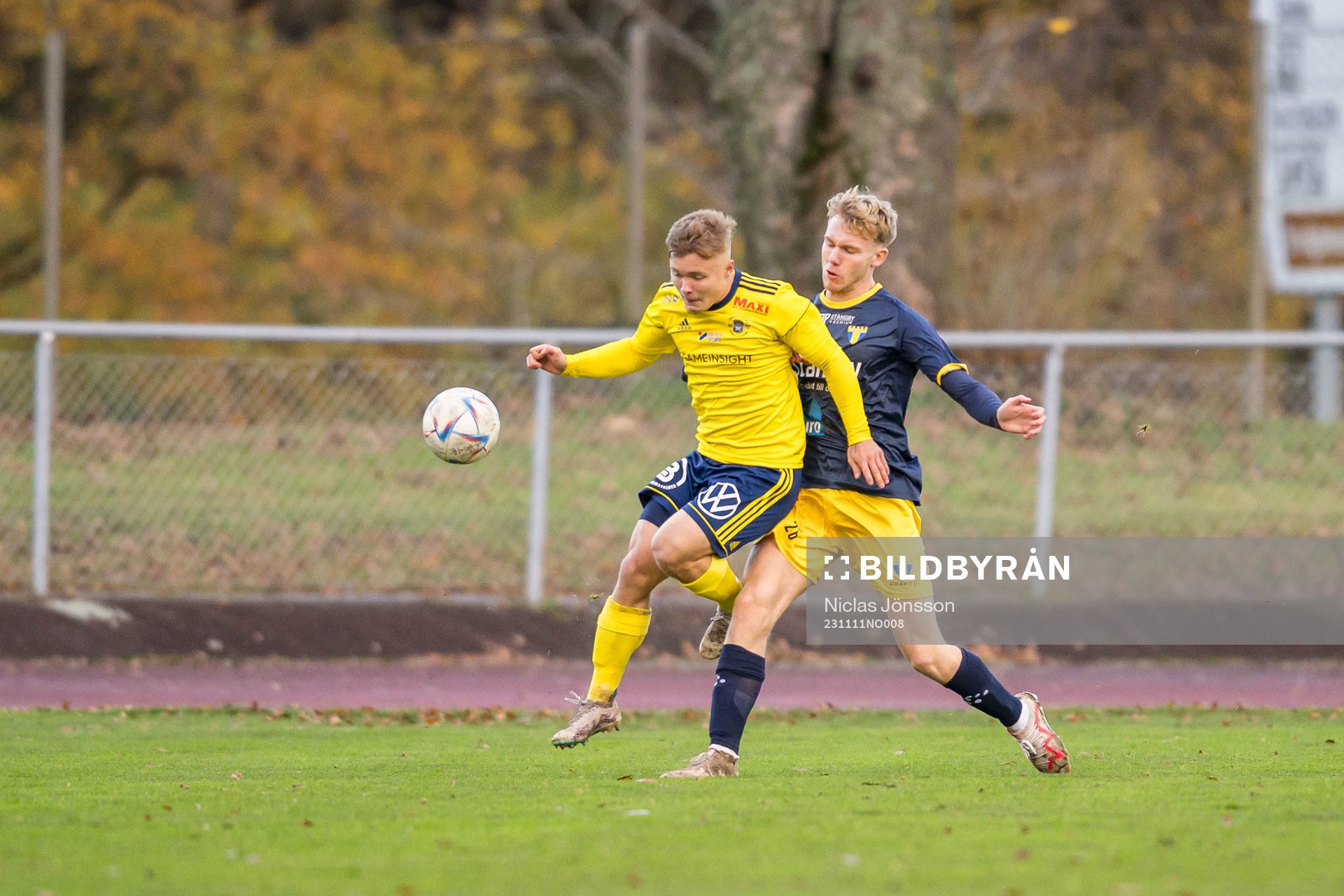Torns IFs Emil Persson och Ängelholms Vincent Sundberg under fotbollsmatchen i Division 1 Södra mellan Ängelholm och Torns IF den 11 november 2023 i Ängelholm.