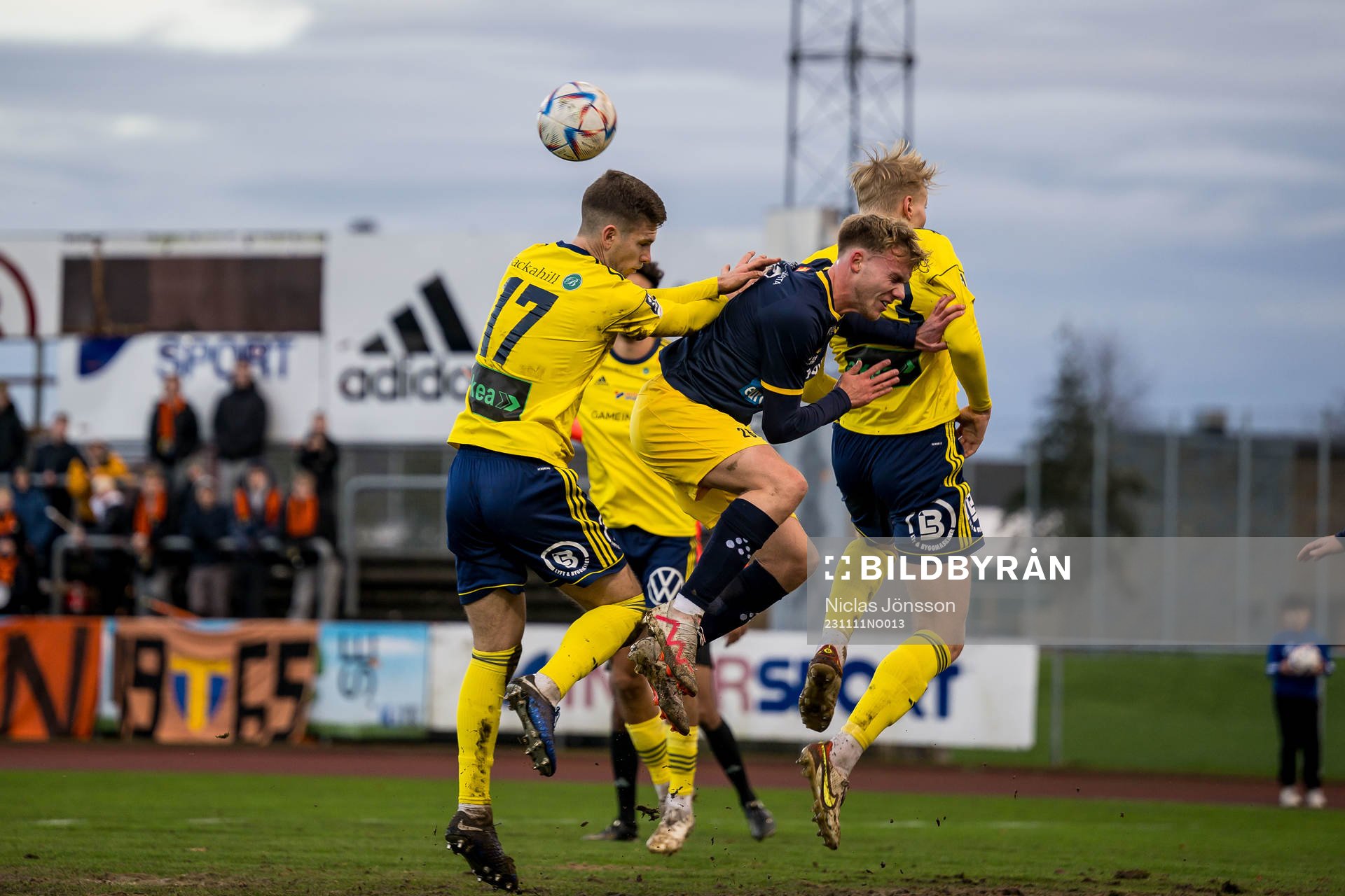 Ängelholms Niklas Svensson och Torns IFs Emil Persson under fotbollsmatchen i Division 1 Södra mellan Ängelholm och Torns IF den 11 november 2023 i Ängelholm.