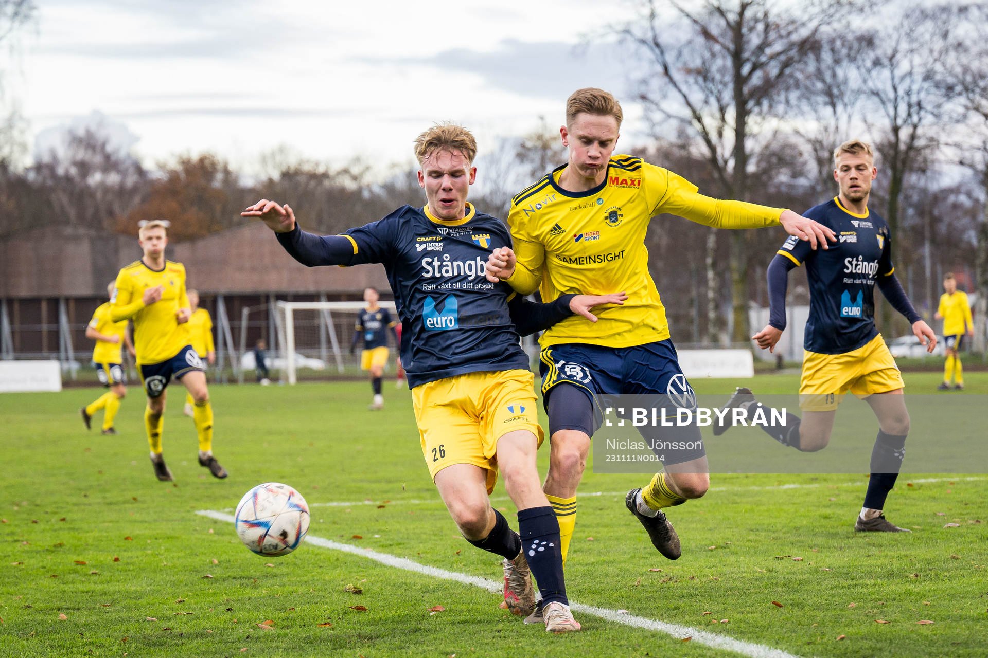 Torns IFs Emil Persson och Ängelholms Karl Gunnarsson under fotbollsmatchen i Division 1 Södra mellan Ängelholm och Torns IF den 11 november 2023 i Ängelholm.