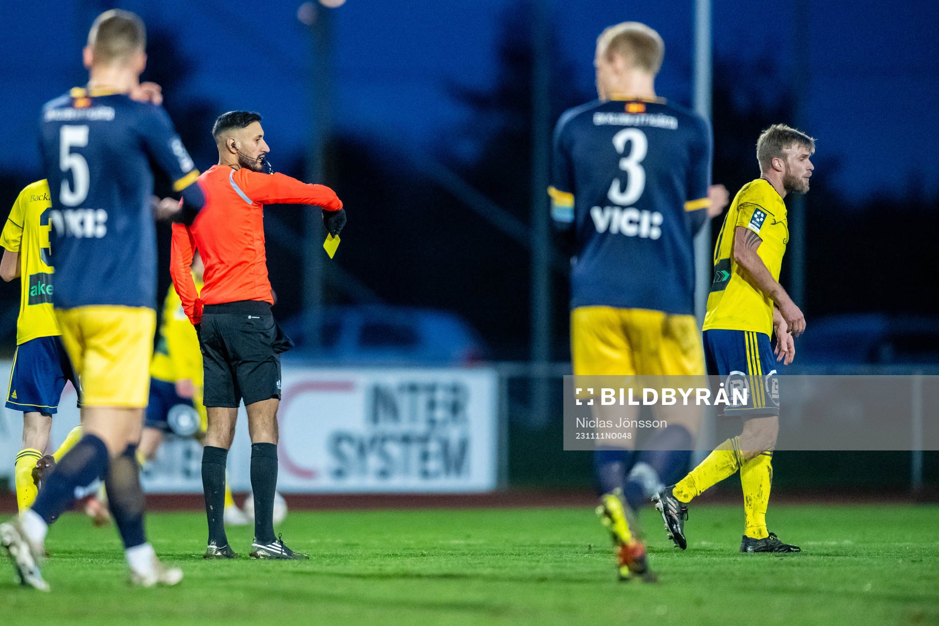 Domare Mohamed Rachid delar ut det gult kort till
