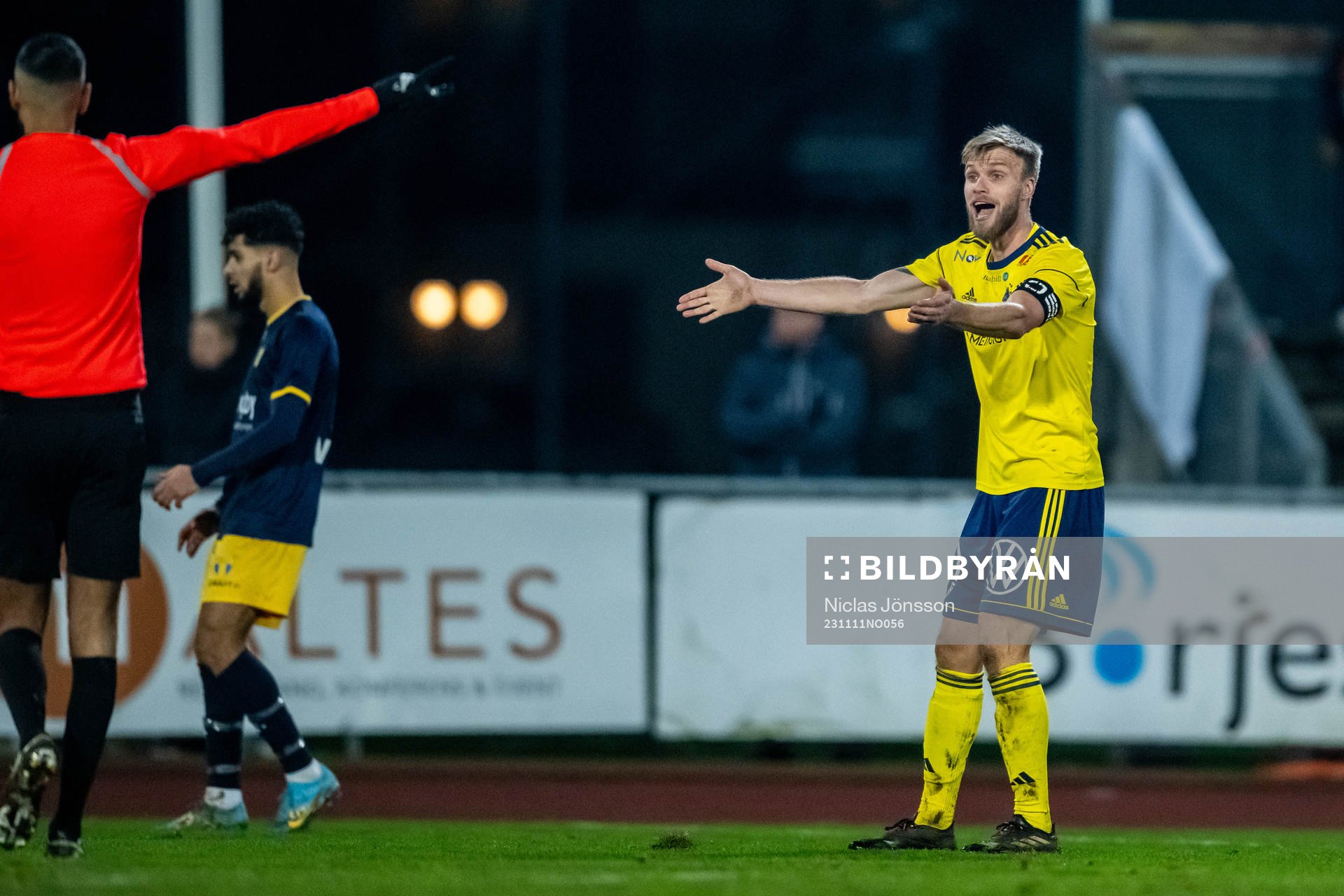 Ängelholms Robin Nilsson reagerar mot ett domslut