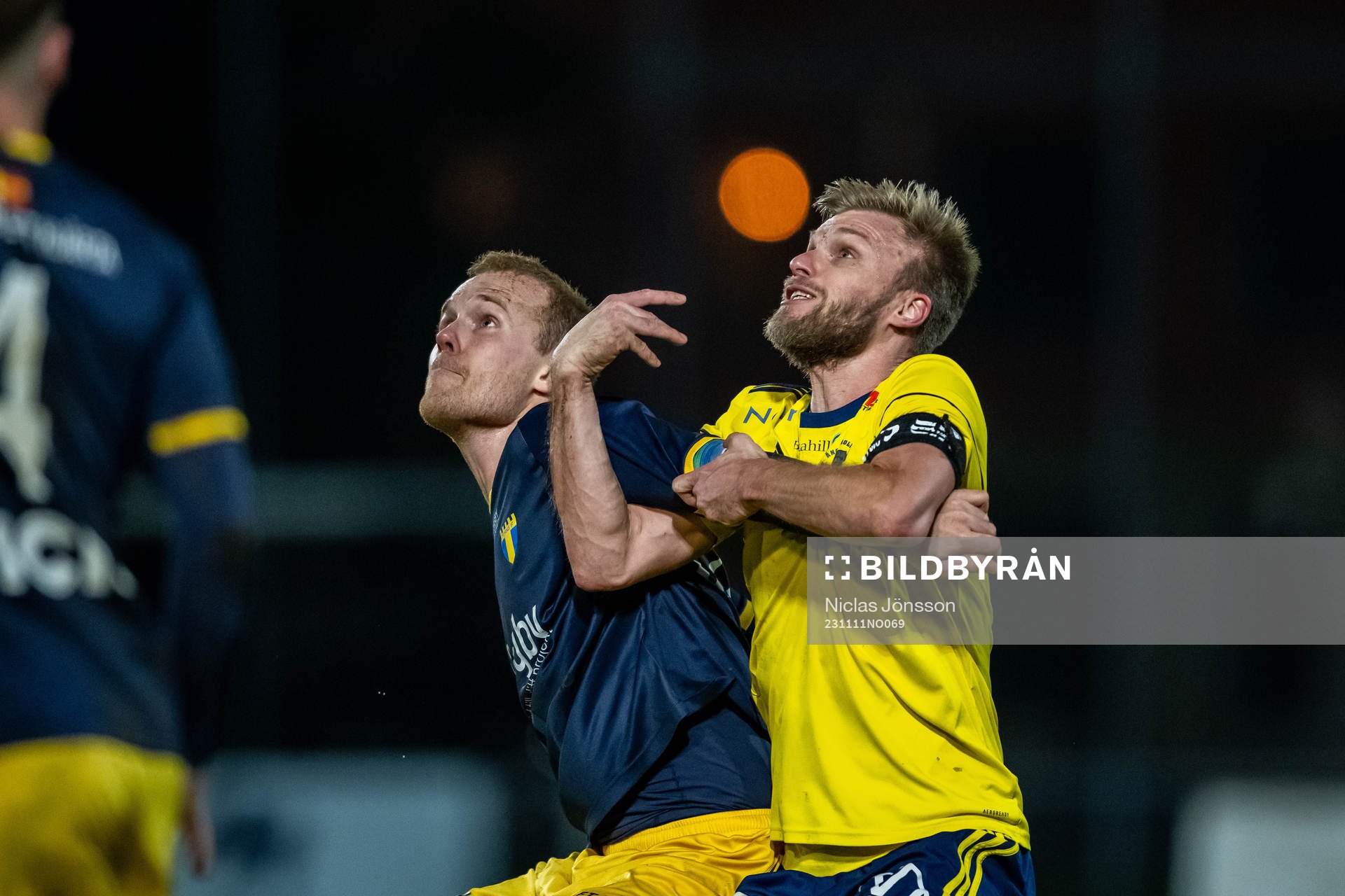 Torns IFs Adam Olofsson  och Ängelholms Robin Nilsson