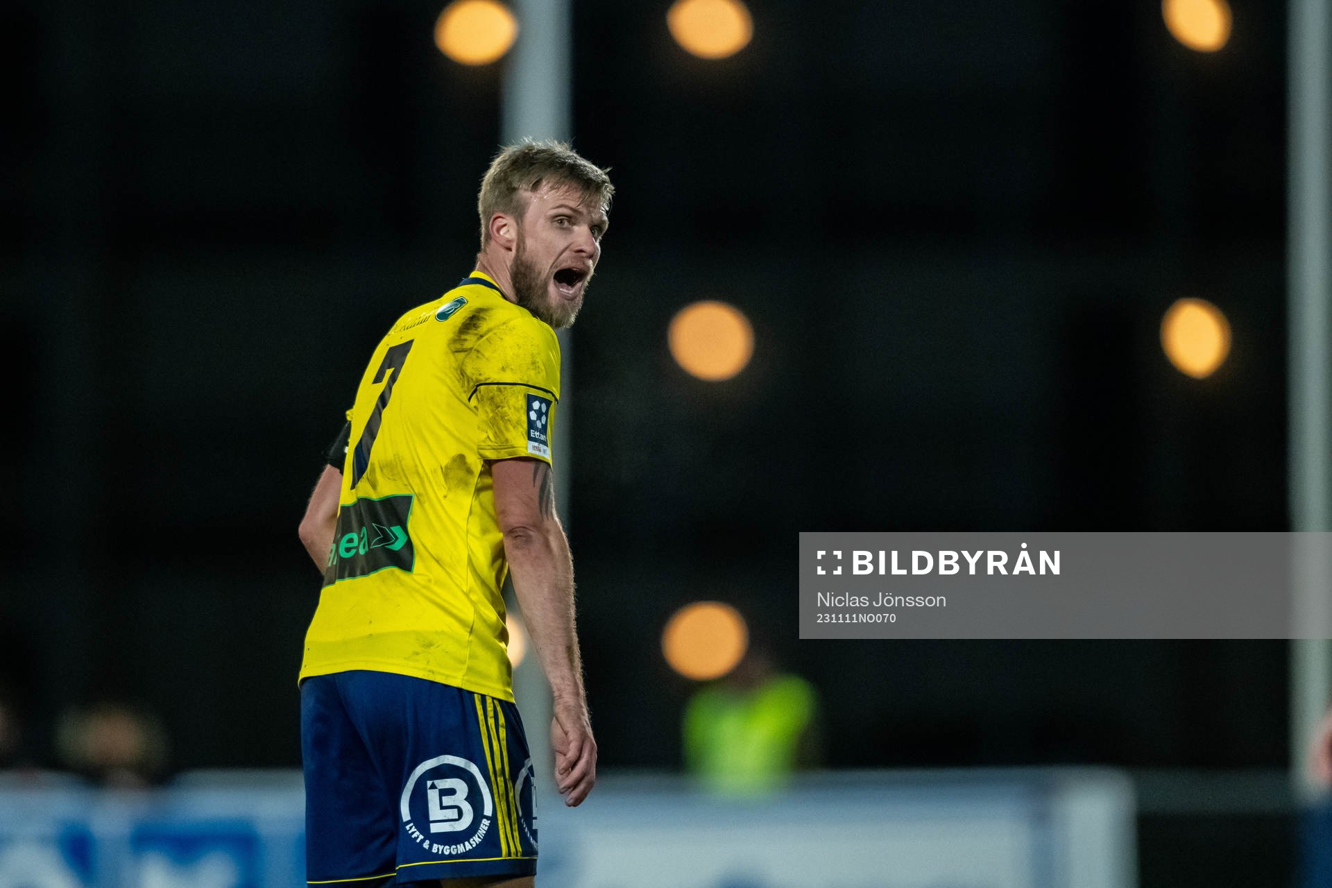 Ängelholms Robin Nilsson reagerar under fotbollsmatchen i Division 1 Södra mellan Ängelholm och Torns IF den 11 november 2023 i Ängelholm.