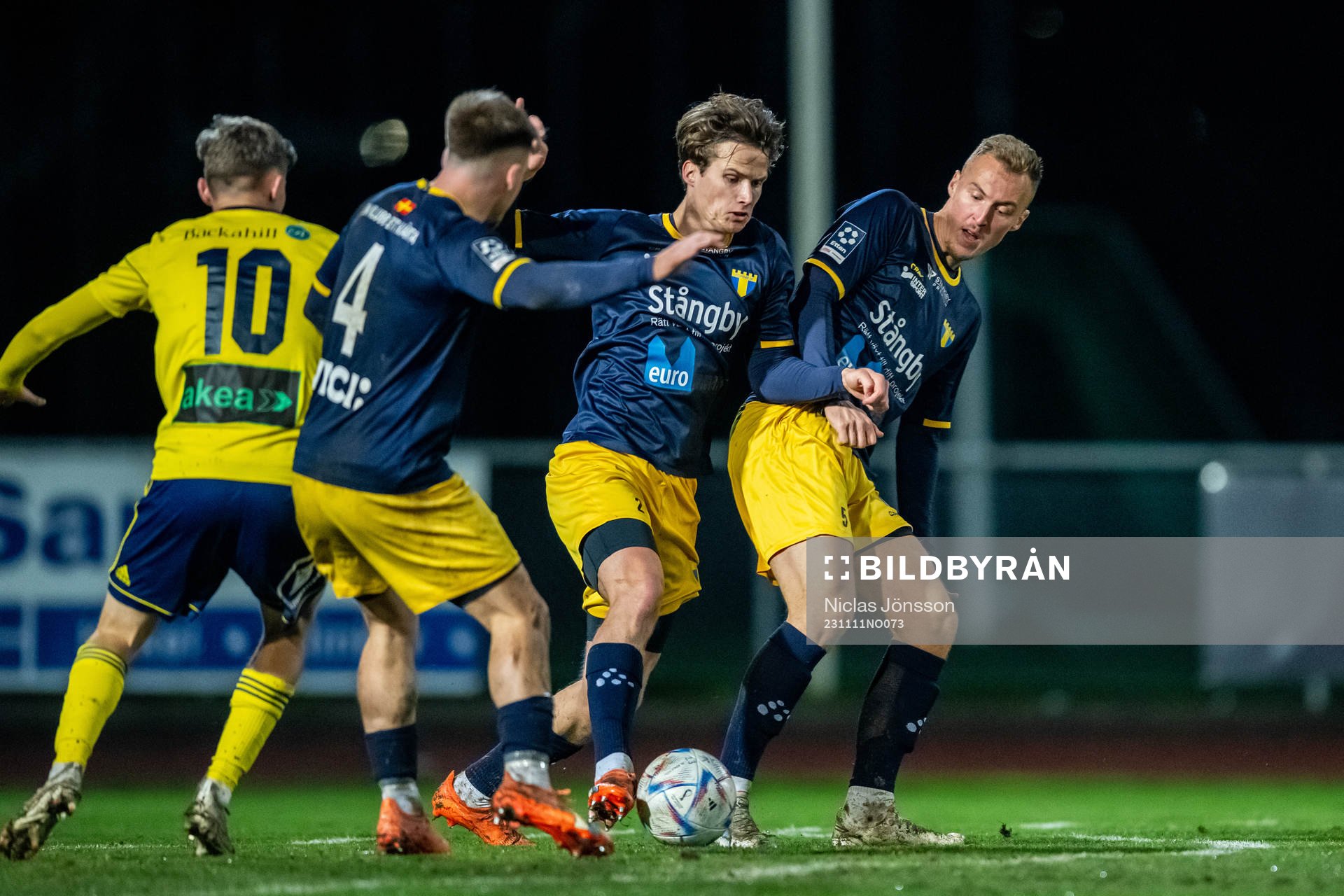 Torns IFs Alex Sjöholm  och Linus Persson under fotbollsmatchen i Division 1 Södra mellan Ängelholm och Torns IF den 11 november 2023 i Ängelholm. 