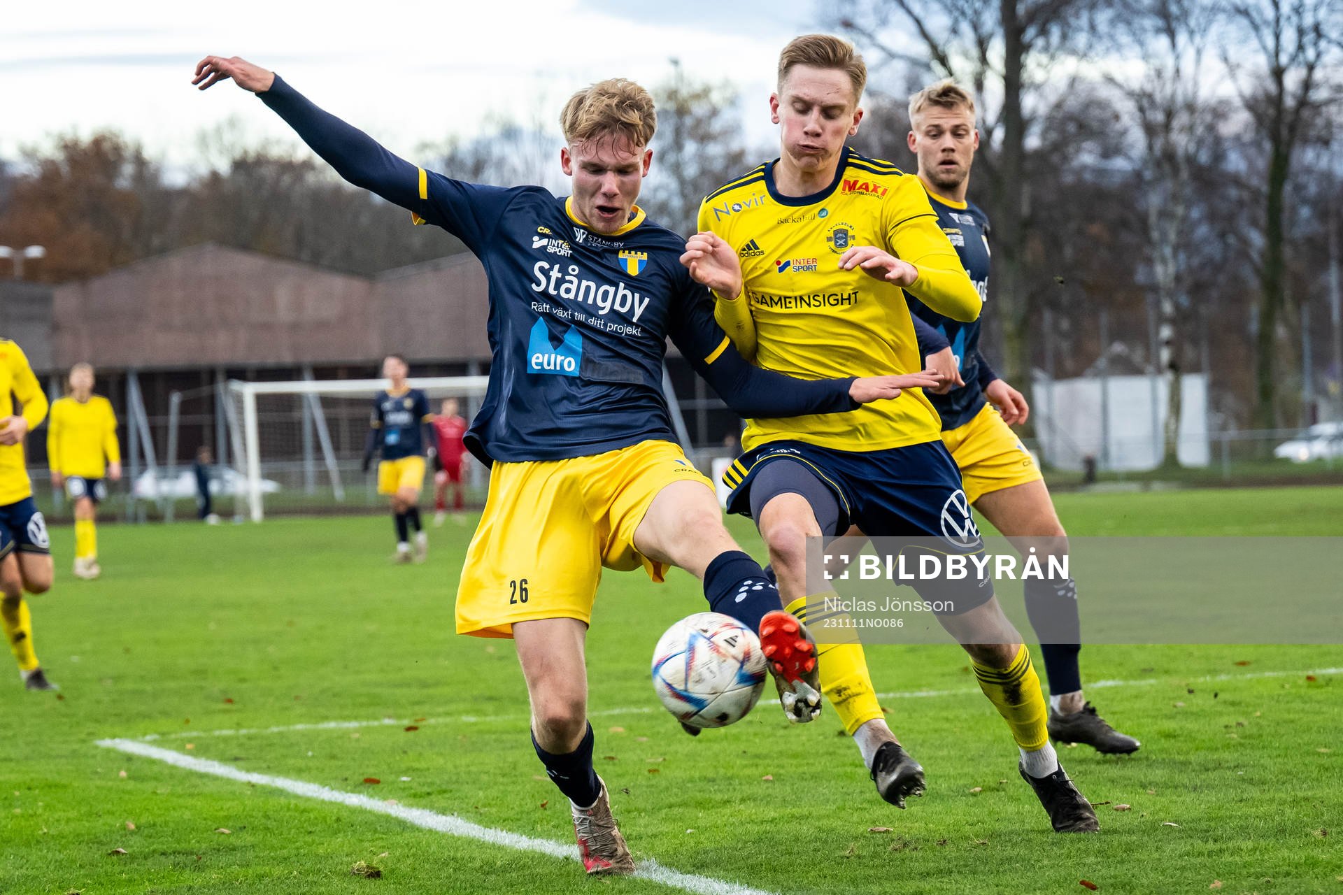 Torns IFs Emil Persson och Ängelholms Karl Gunnarsson under fotbollsmatchen i Division 1 Södra mellan Ängelholm och Torns IF den 11 november 2023 i Ängelholm.