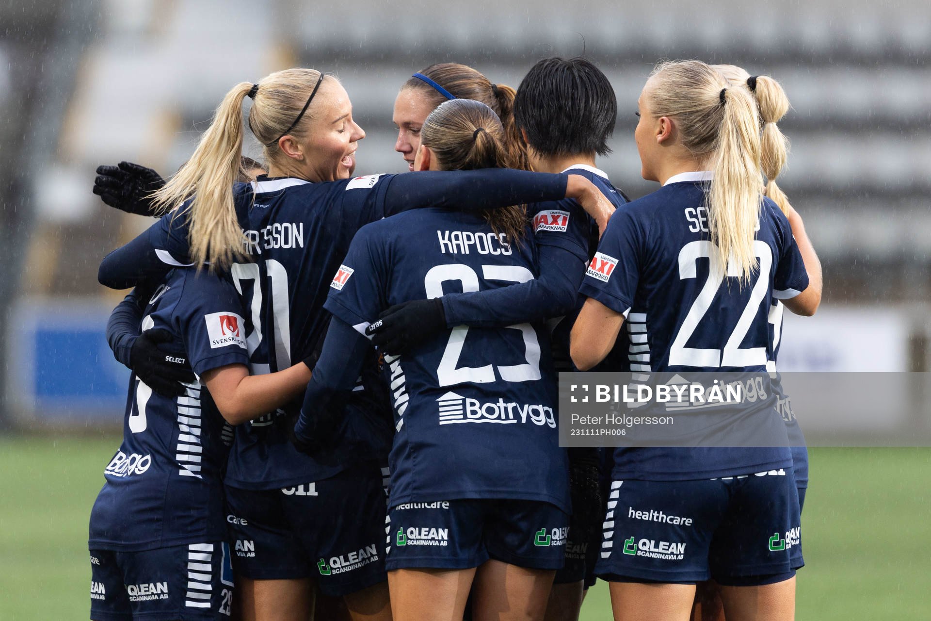 Linköpings Stina Lennartsson jublar med lagkamrater