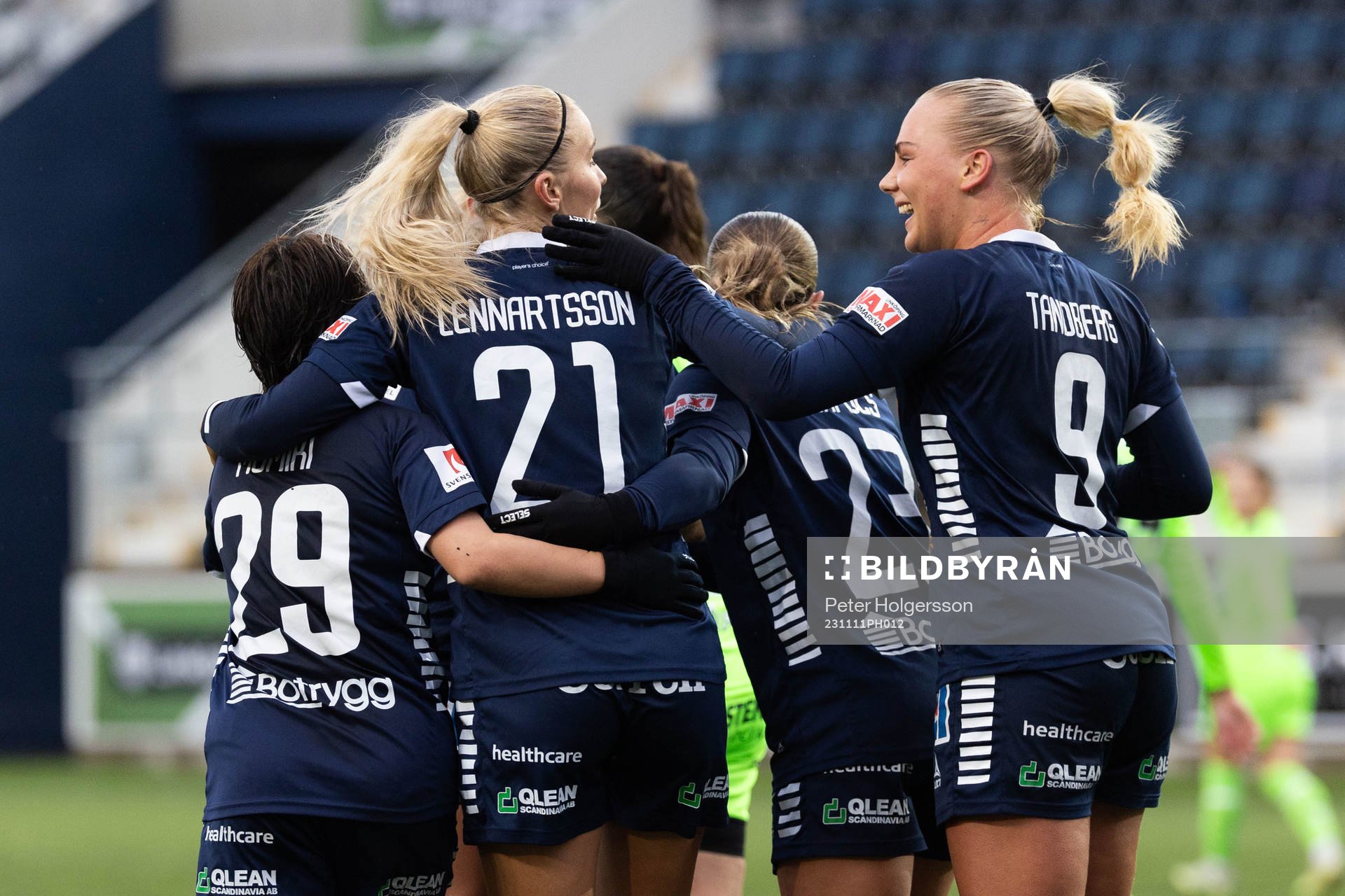 Linköpings Stina Lennartsson jublar med lagkamrater efter 2-2 under fotbollsmatchen i Damallsvenskan mellan Linköping och Kristianstad den 11 november 2023 i Linköping.