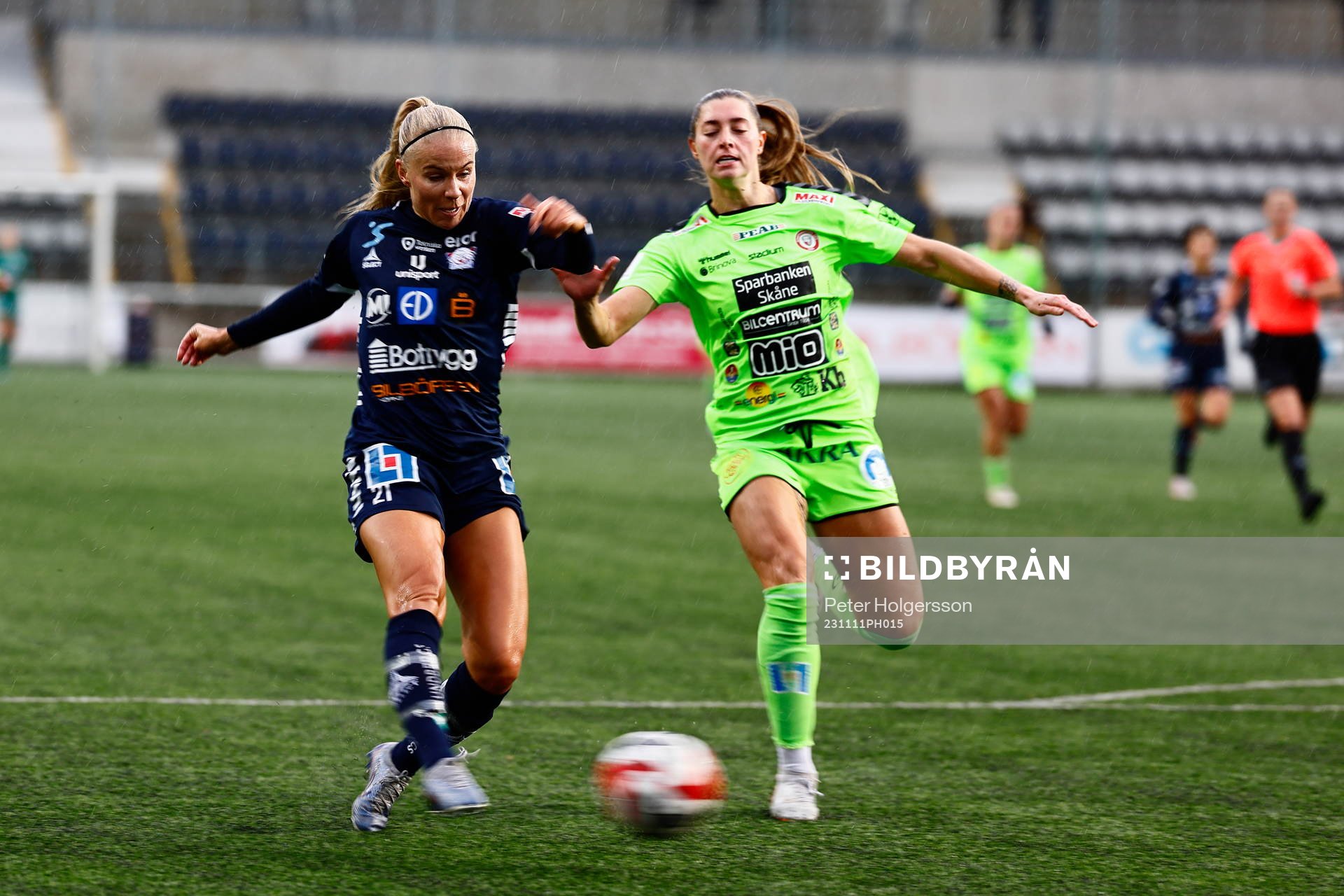 Linköpings Stina Lennartsson gör mål 1-0 intill Kristianstads Jordan Brewster under fotbollsmatchen i Damallsvenskan mellan Linköping och Kristianstad den 11 november 2023 i Linköping.