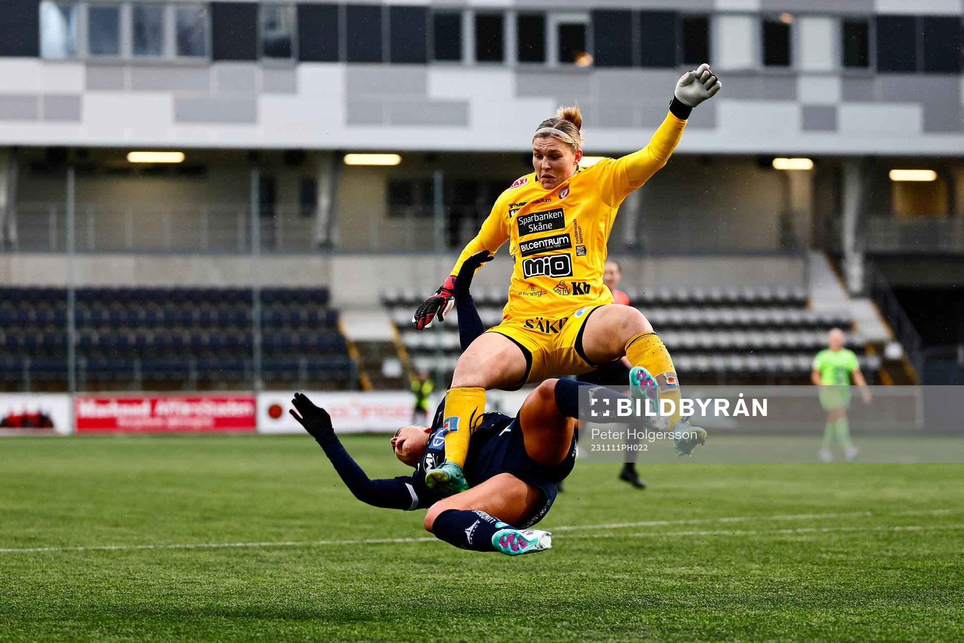 Linköpings Cathinka Tandberg och Kristianstads målvakt Moa Olsson under fotbollsmatchen i Damallsvenskan mellan Linköping och Kristianstad den 11 november 2023 i Linköping.