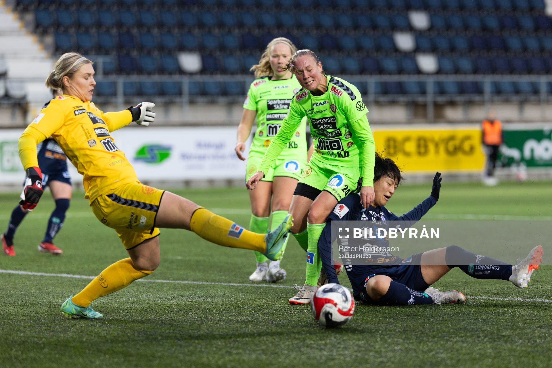 Kristianstads målvakt Moa Olsson och Therese Ivarsson och