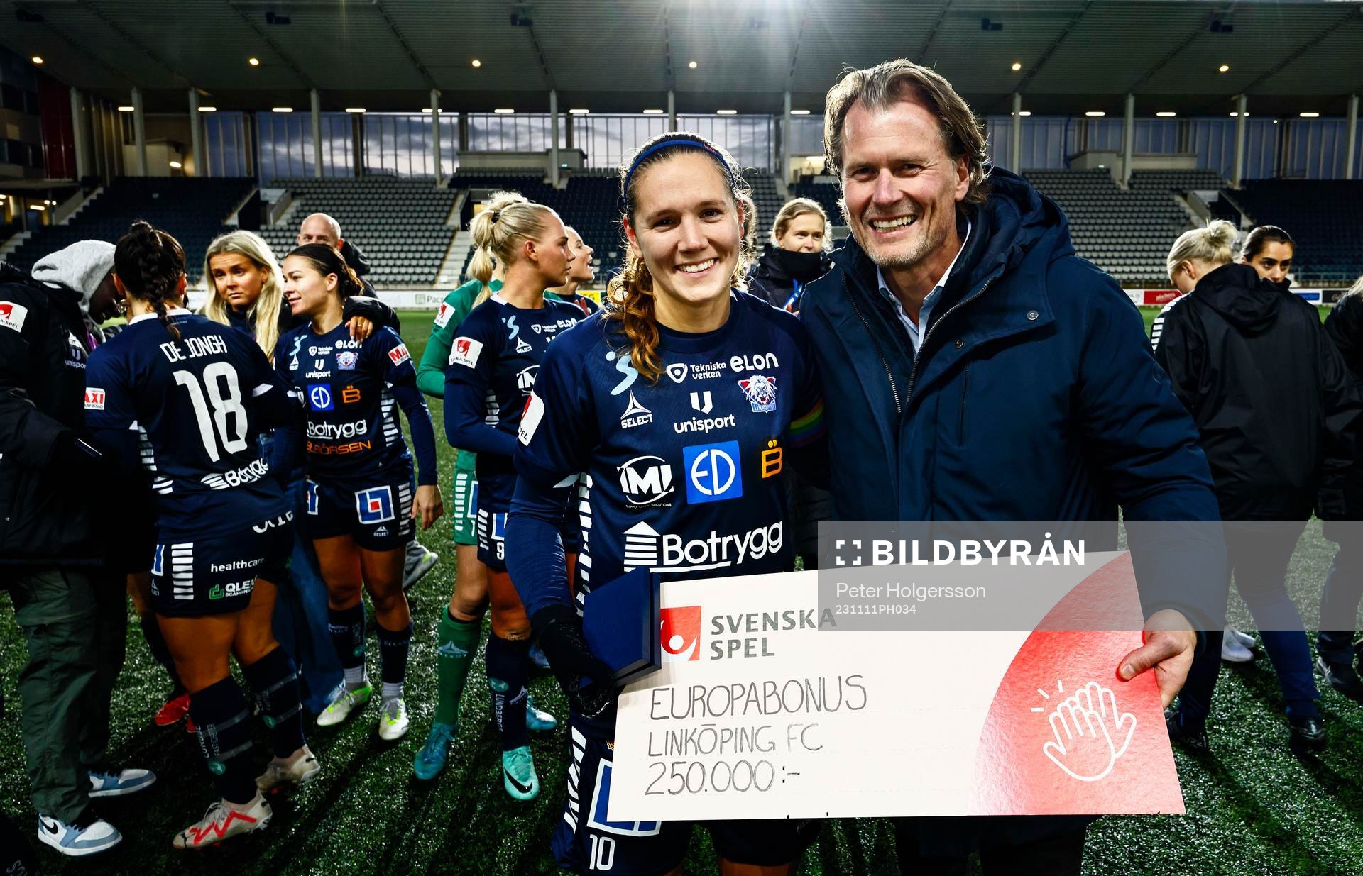 Linköpings Emma Lennartsson med check från Svenska Spel