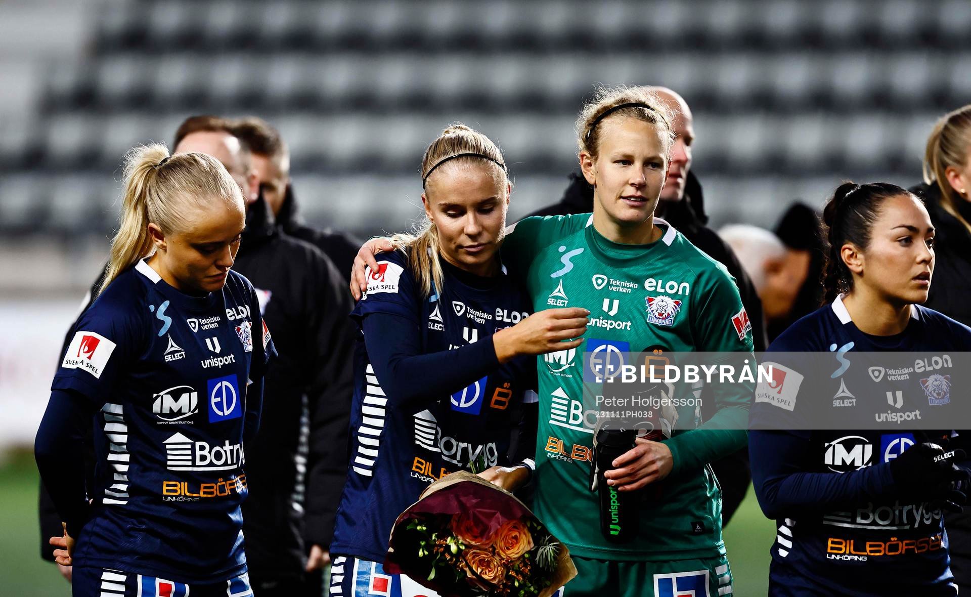 Linköpings Stina Lennartsson och målvakt Cajsa Andersson