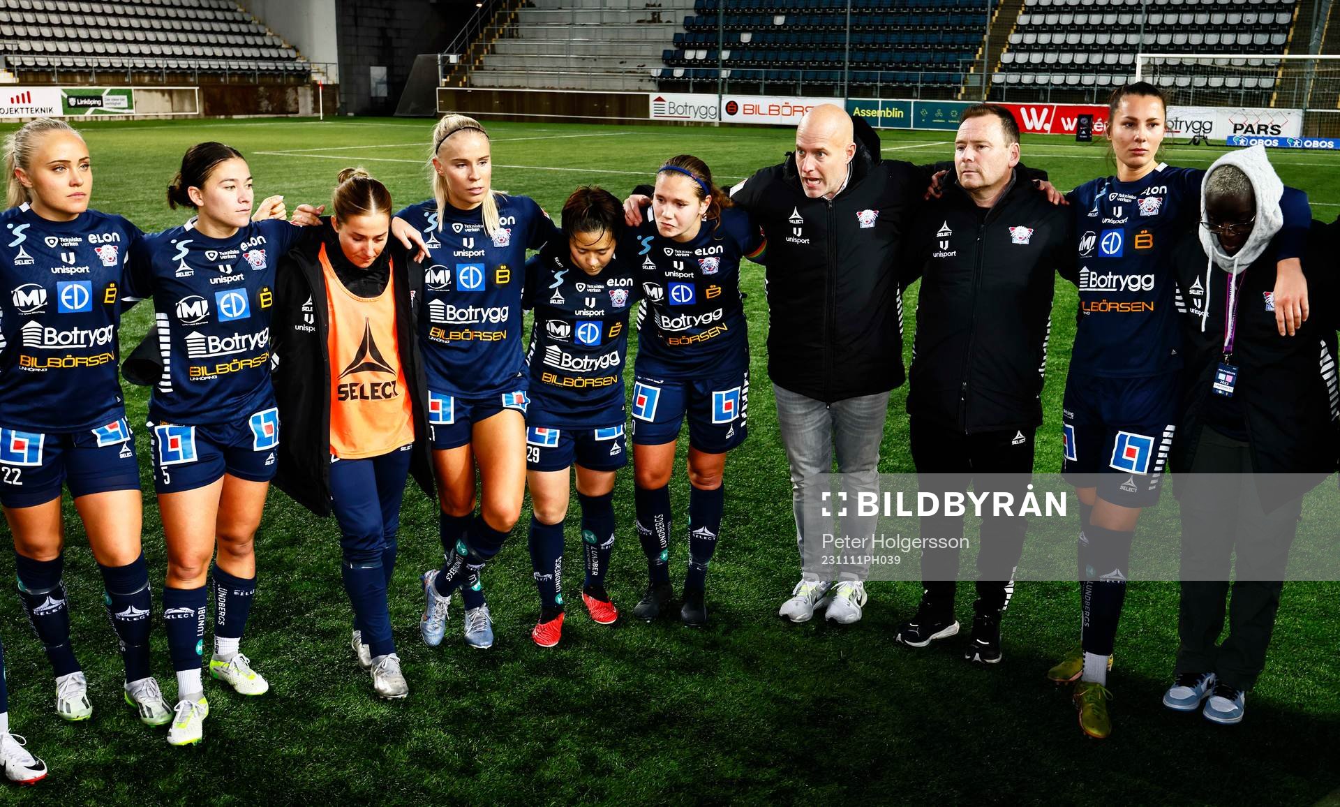 Linköpings tränare Anders Jacobson tröstar spelarna