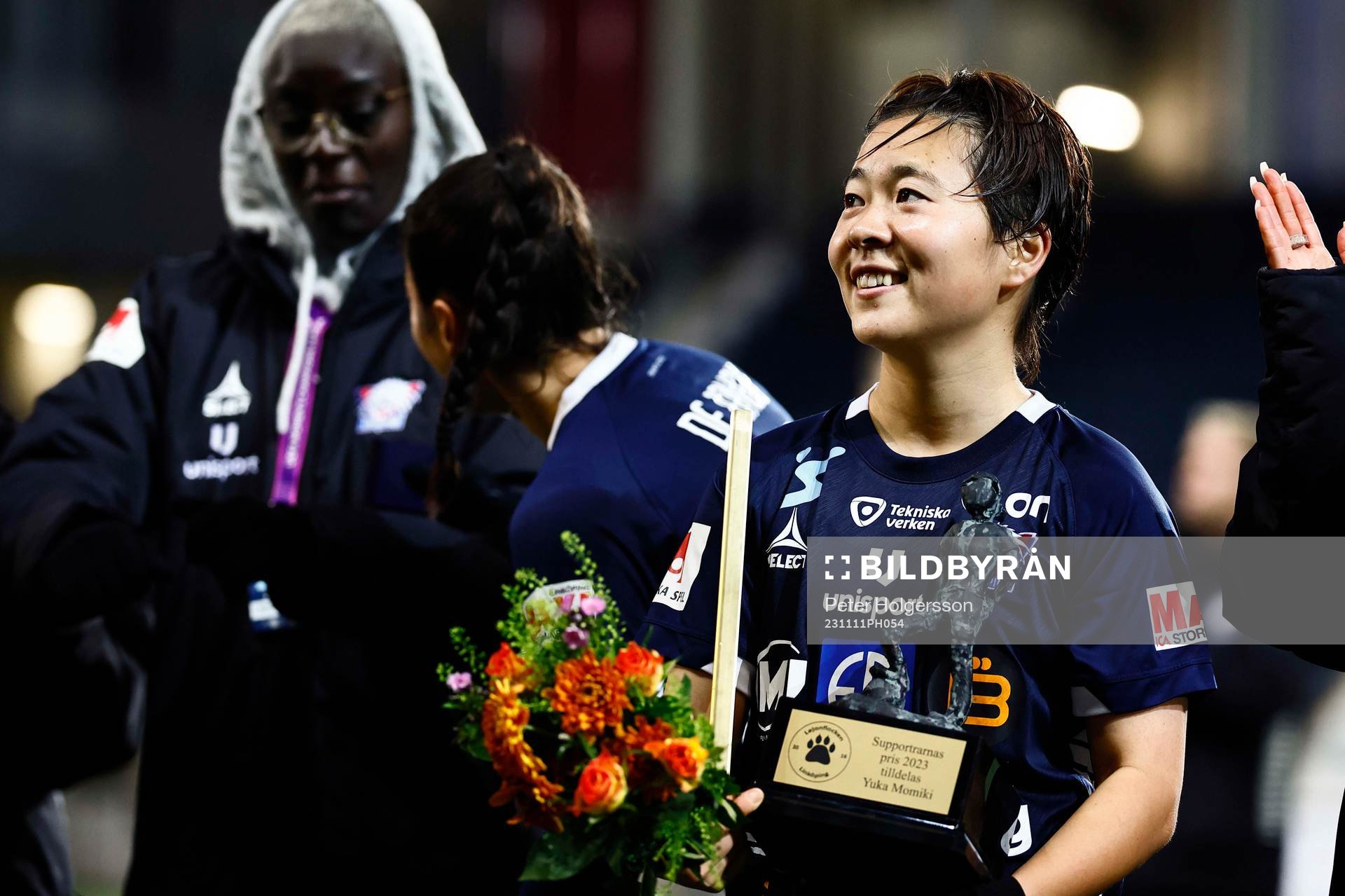 Linköpings Yuka Momiki med supportrarnas pris under fotbollsmatchen i Damallsvenskan mellan Linköping och Kristianstad den 11 november 2023 i Linköping. 