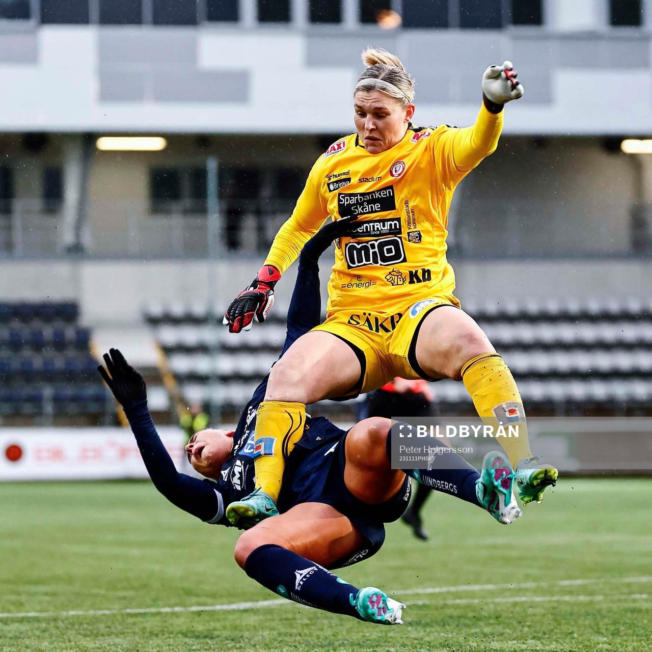 Kristianstads målvakt Moa Olsson kolliderar med Linköpings Cathinka Tandberg under fotbollsmatchen i Damallsvenskan mellan Linköping och Kristianstad den 11 november 2023 i Linköping.